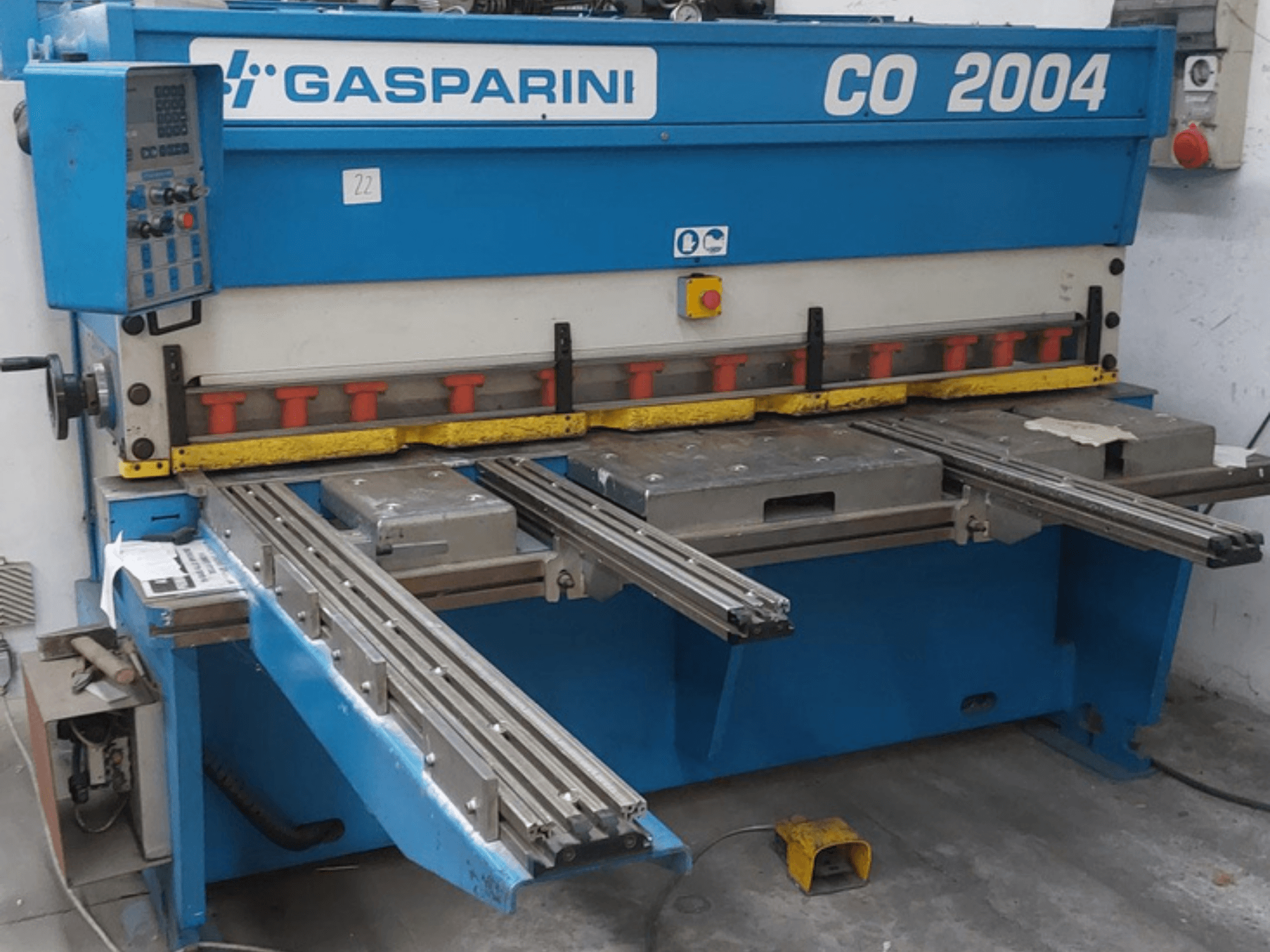 Hydraulische Schere GASPARINI CO/2004, Vorderansicht, mit Bedienfeld und Metallschneidetischen mit Gleitschienen.