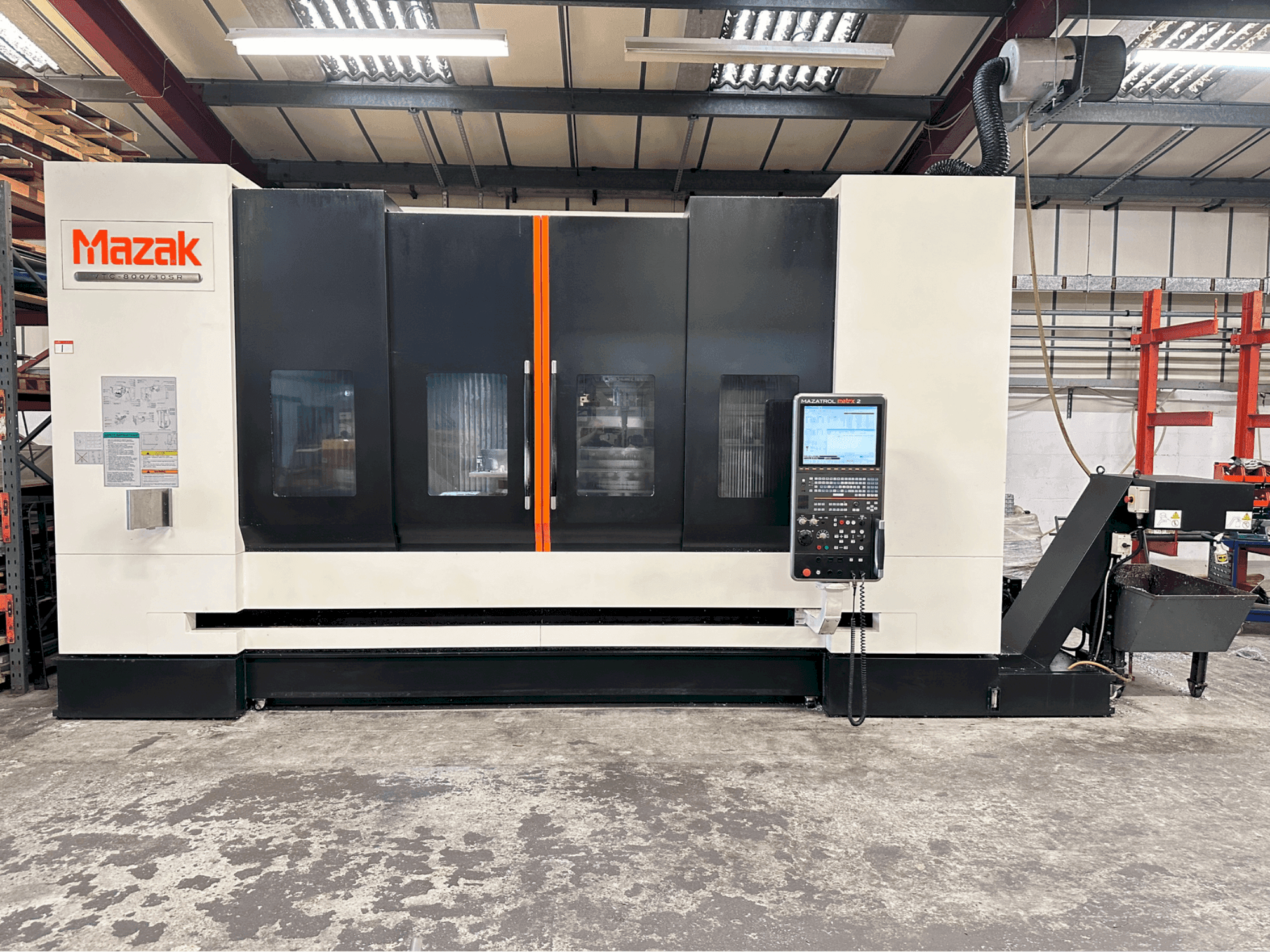 Frontansicht der Mazak VTC-800/30SR Maschine
