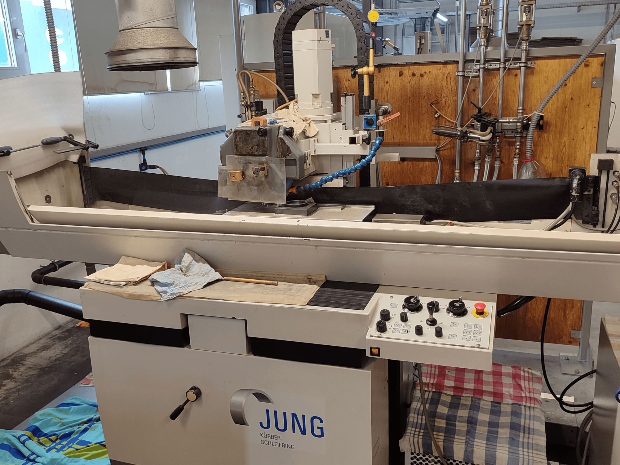 BLOHM JUNG JE 525 P Flachschleifmaschine, Vorderansicht, mit Bedienelementen und Schleifscheibeneinrichtung.