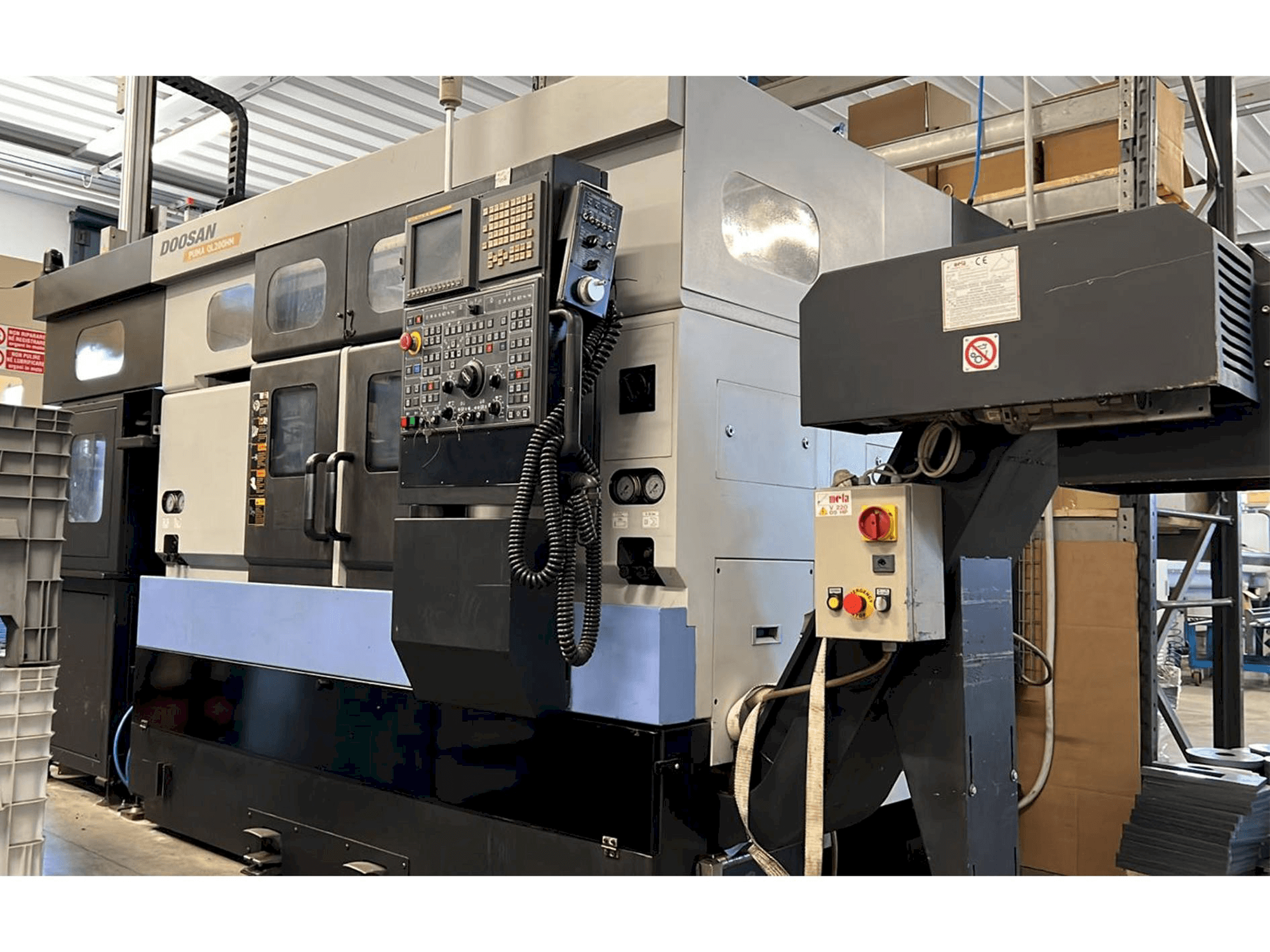 Frontansicht der Doosan Puma QL 200HM Maschine