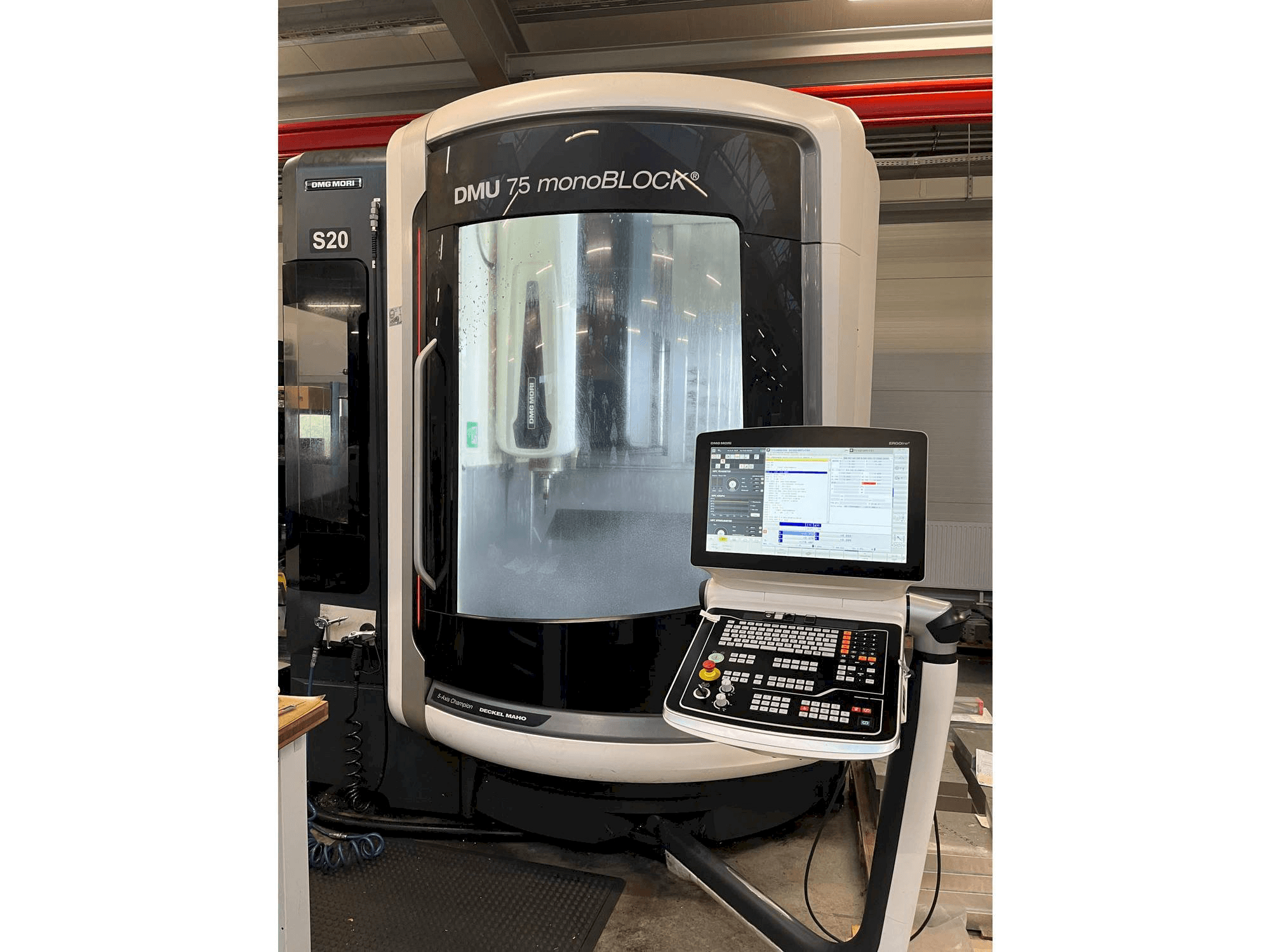 Frontansicht der DMG MORI DMU 75 monoBLOCK Maschine