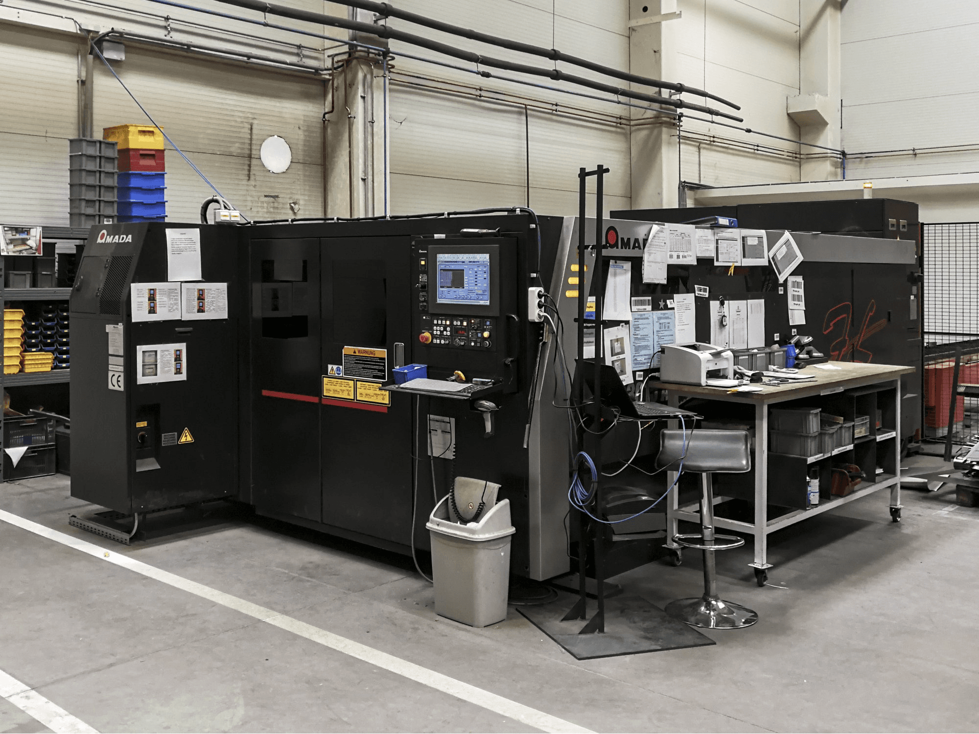 Rechte Ansicht der AMADA LCG-3015 AJ Maschine