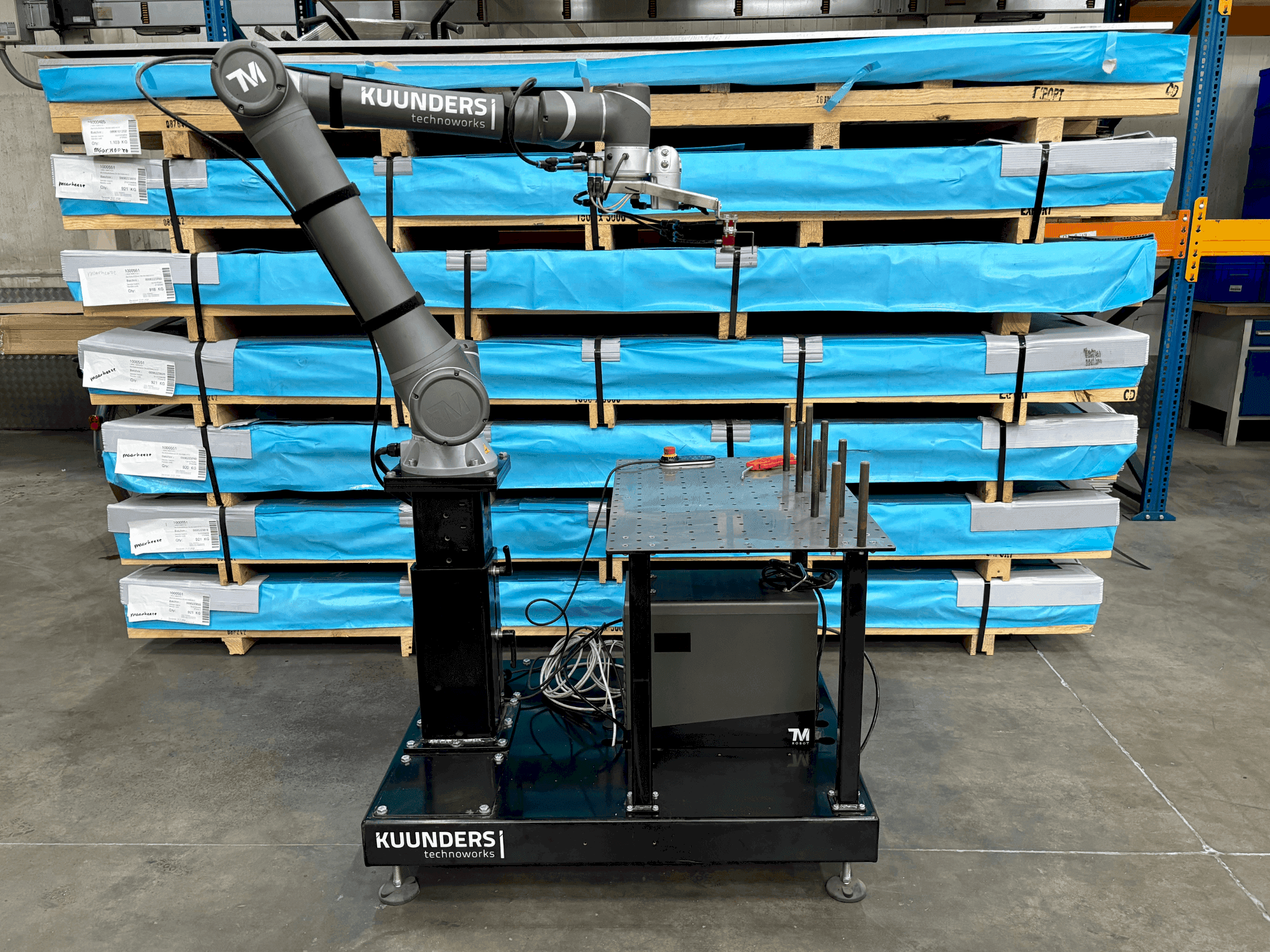 Frontansicht der TECHMAN ROBOT TM12 Maschine