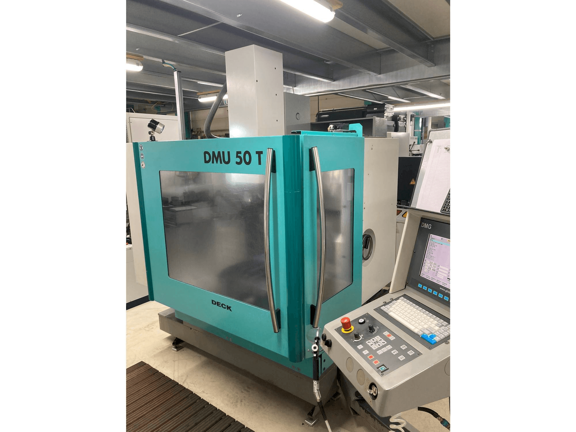 Frontansicht der DMG DMU 50 T Maschine