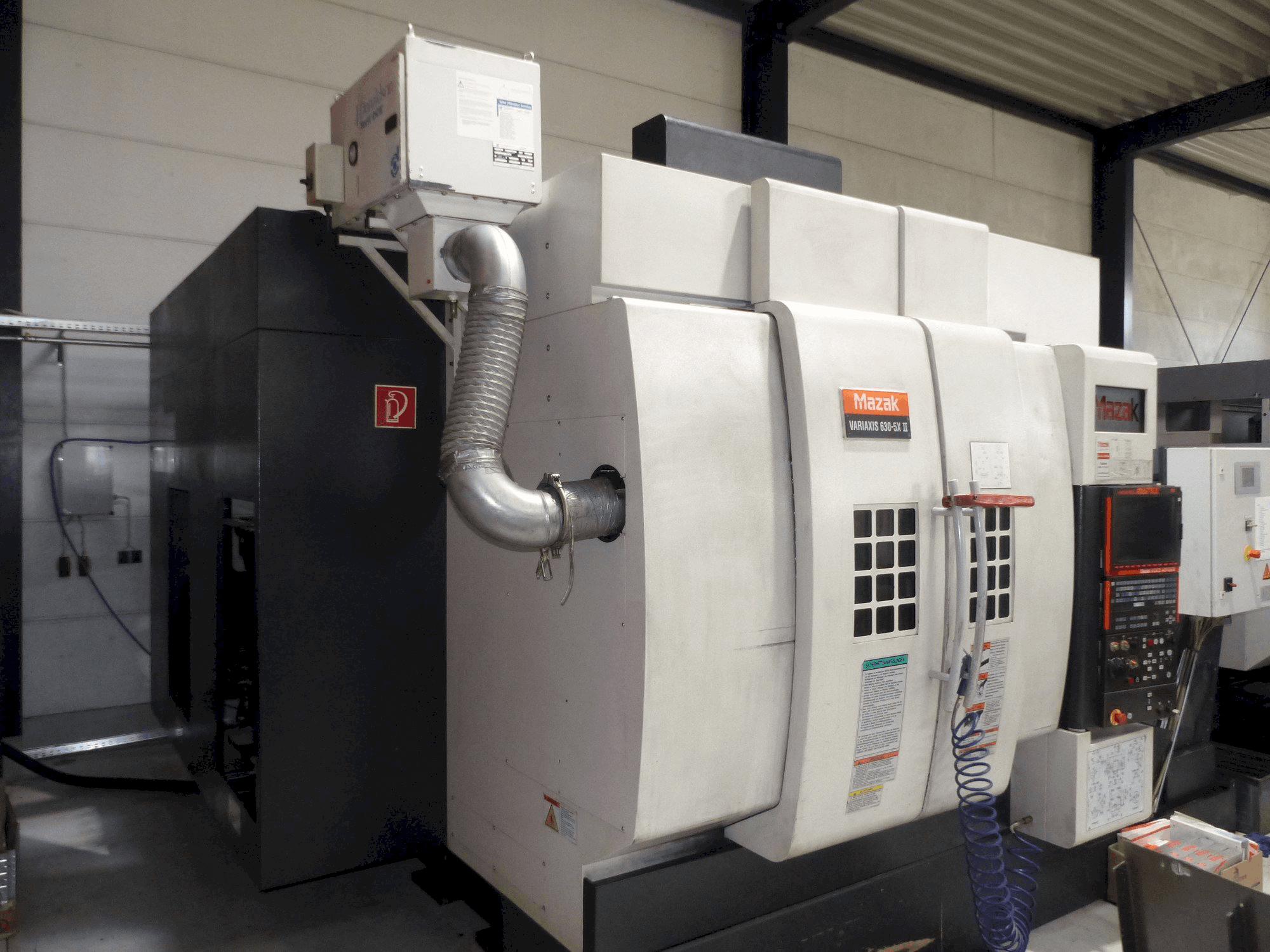 Linke Seitenansicht der Mazak Variaxis 630-5x II Maschine