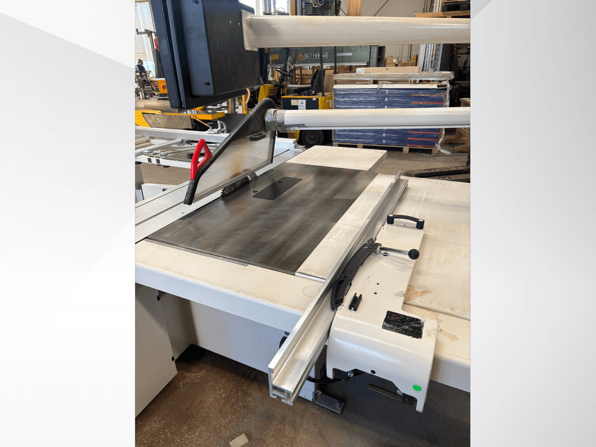 SCM SI 5-Plattensäge mit Metalltisch und Anschlag, Seitenansicht, die das Sägeblatt und die Schutzvorrichtung zeigt.