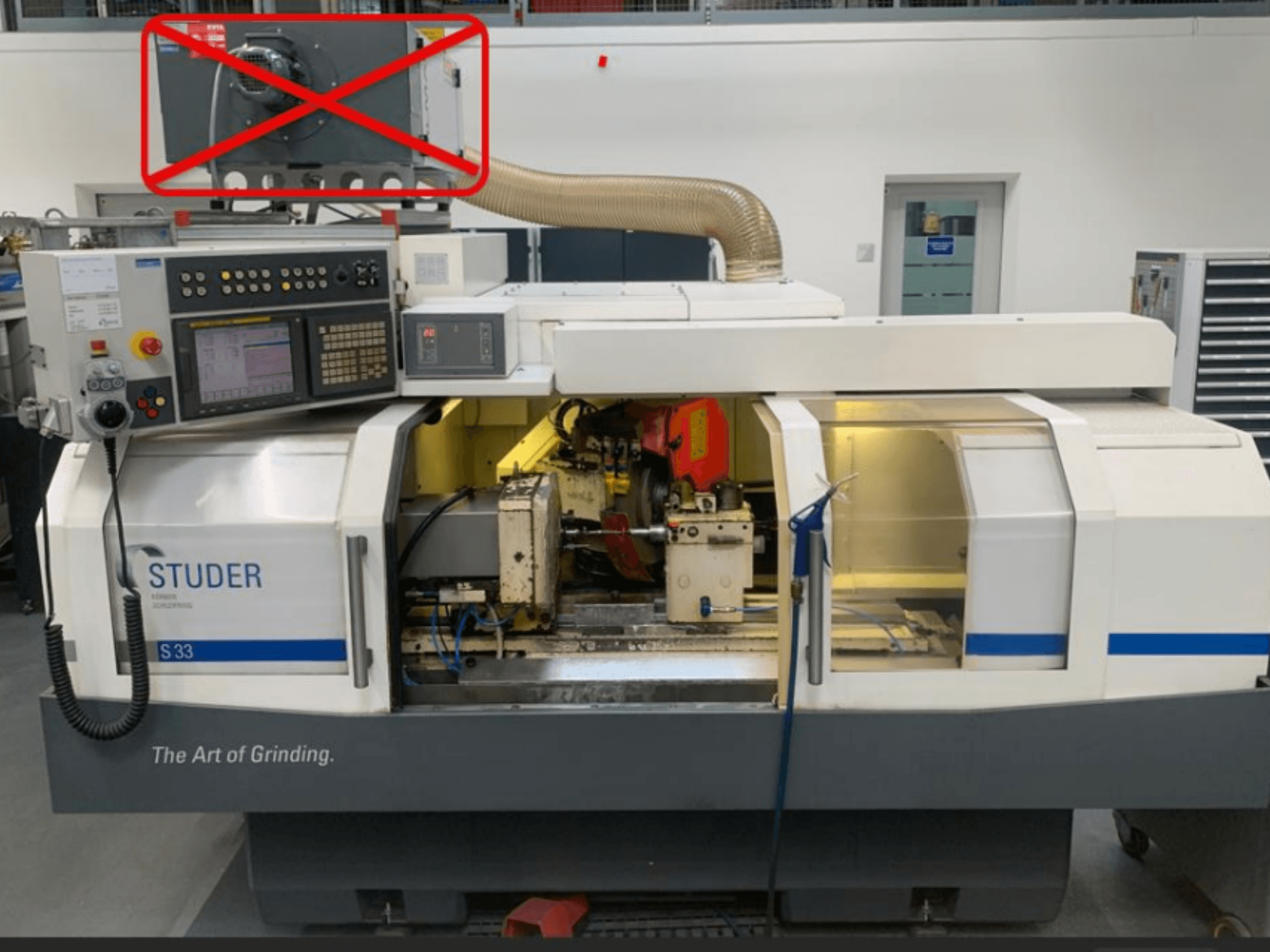 Rundschleifmaschine Studer S33, Frontansicht mit Bedienfeld und Schleifkomponenten mit sichtbaren elektrischen Anschlüssen.