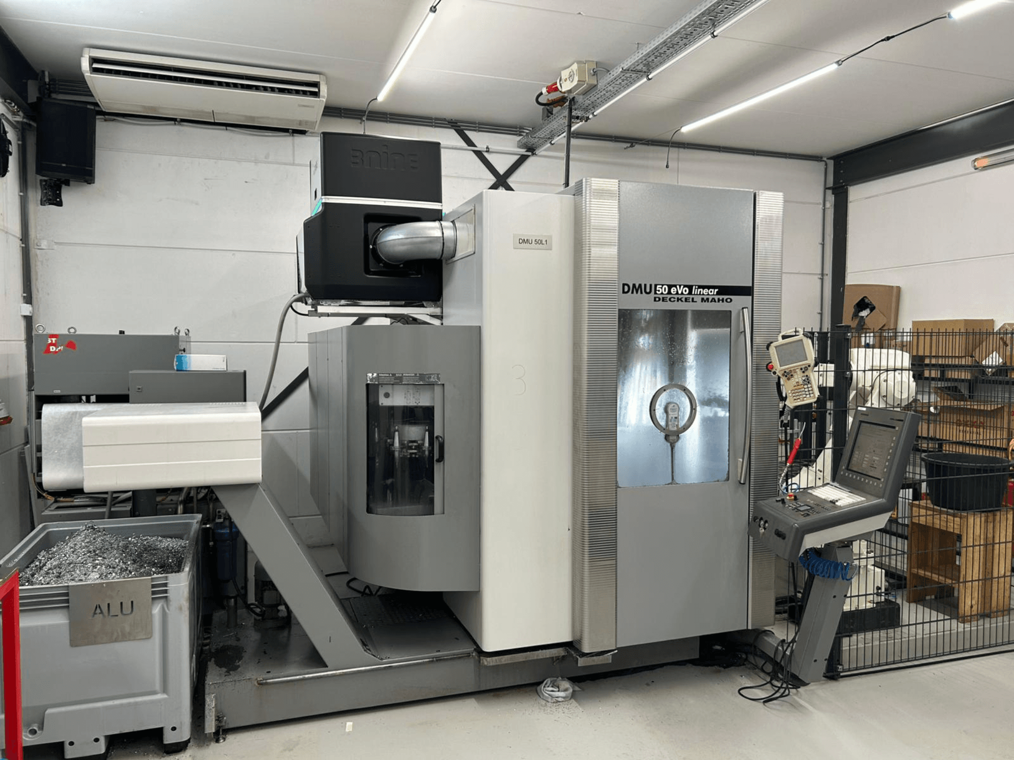 Linear-Fräsmaschine DMU 50 eVo von Deckel Maho, Vorderansicht, mit Bedienpult und Spänebehälter.