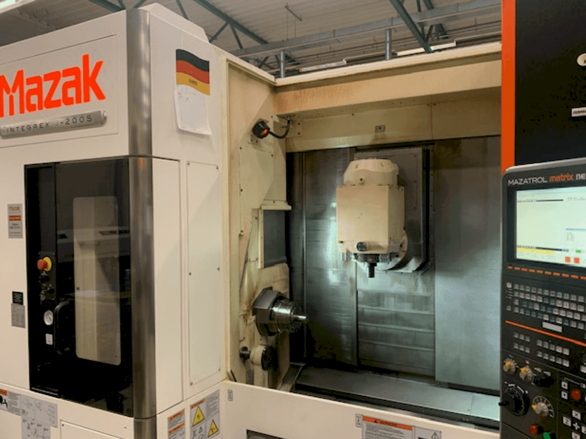 Frontansicht der Mazak INTEGREX J-200 S Maschine