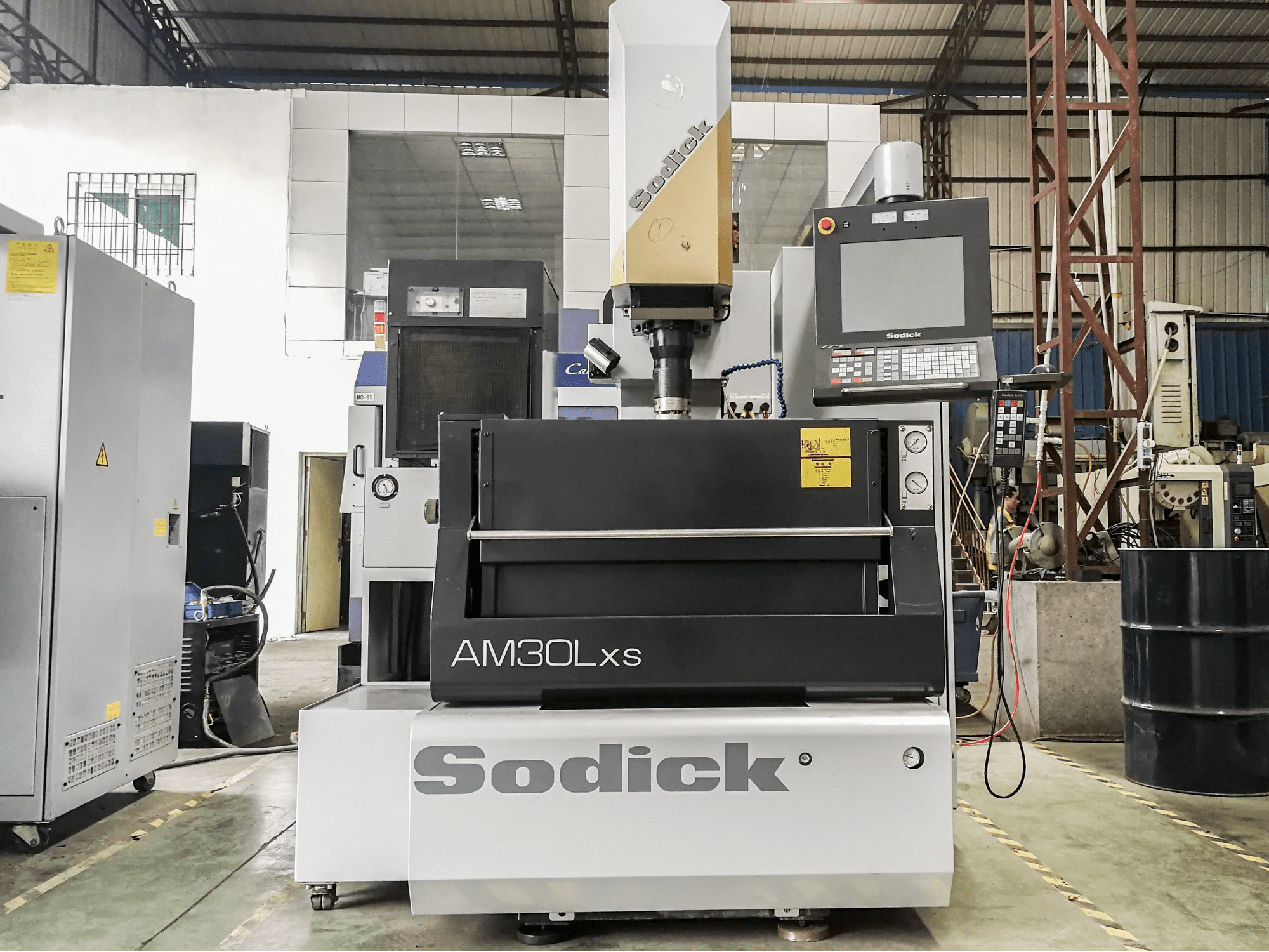 Frontansicht der Sodick AM30LXS Maschine