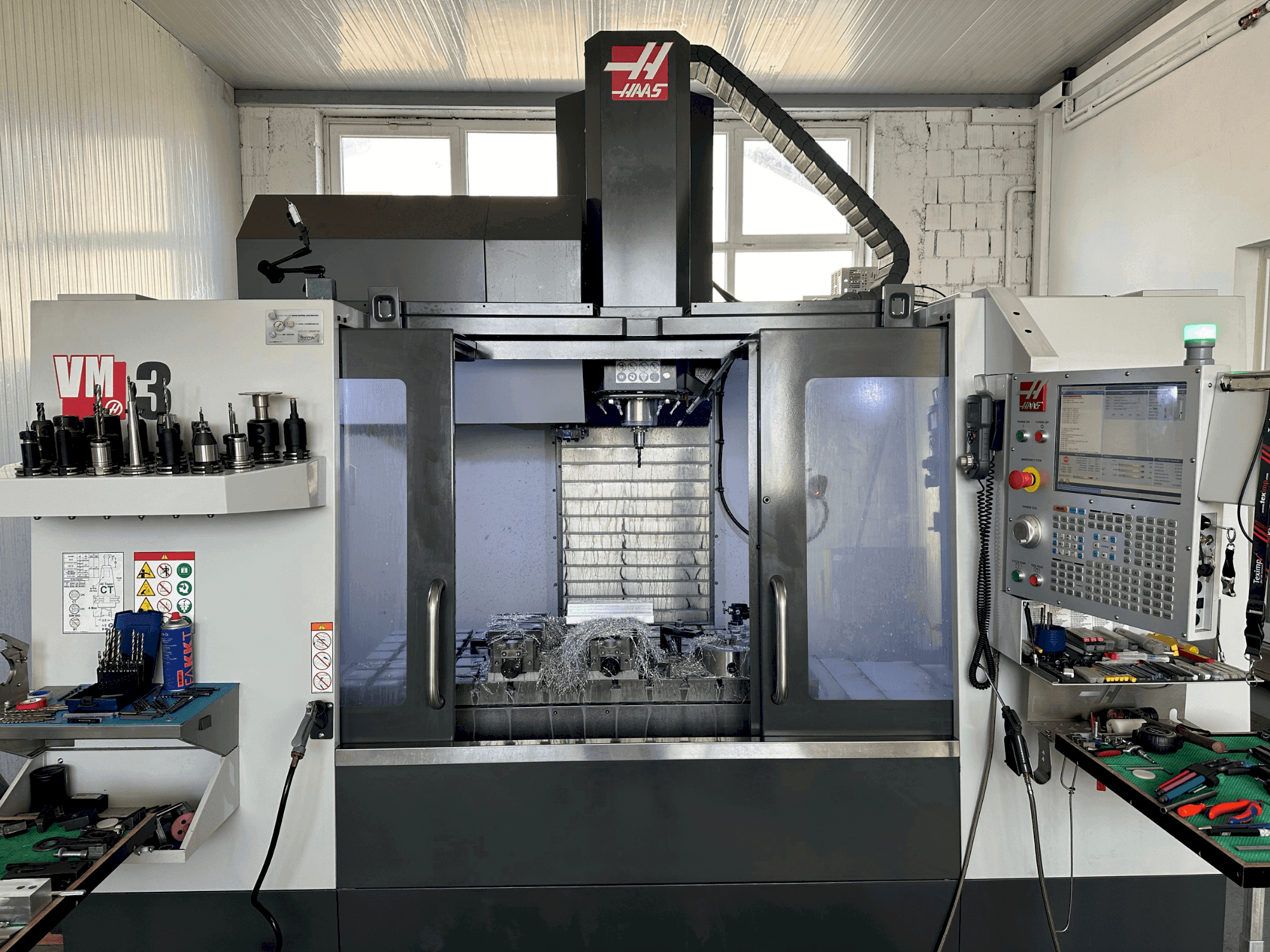 Frontansicht der HAAS VM-3 Maschine