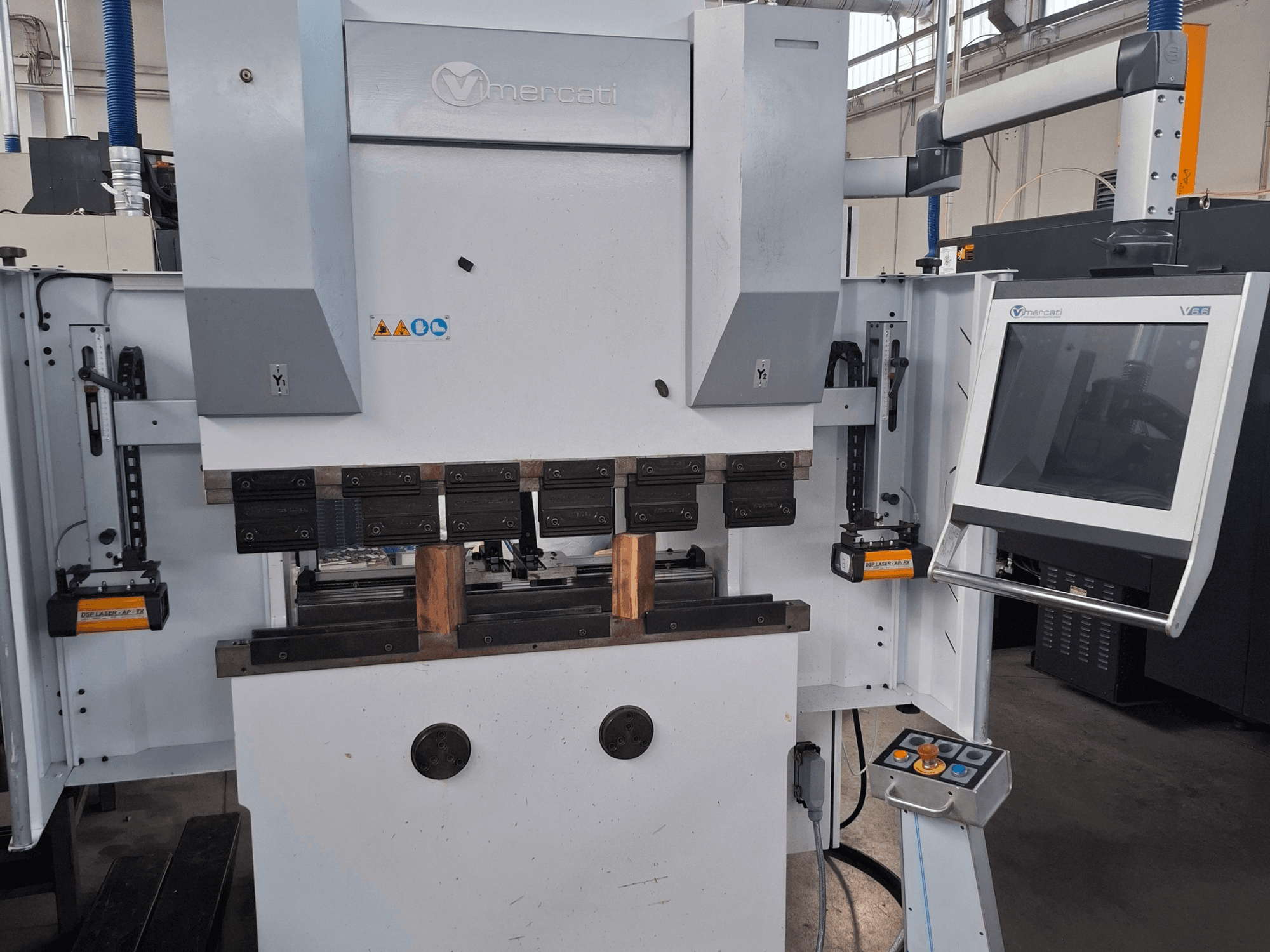Abkantpresse Vimercati PHSY 30X1250, Vorderansicht mit Bedienfeld, Biegewerkzeugen und Sicherheitsvorrichtungen.