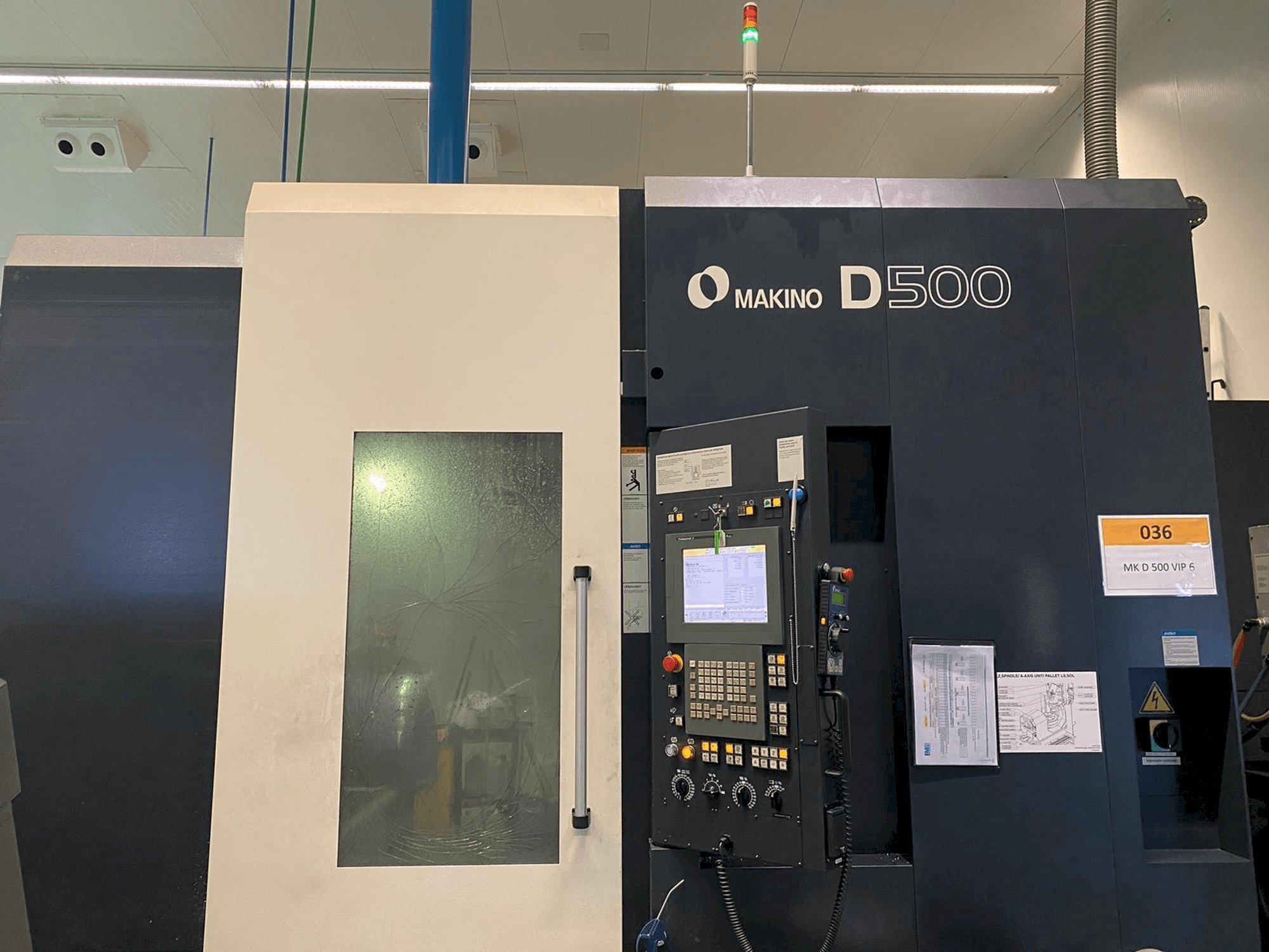 Frontansicht der Makino D500 Maschine