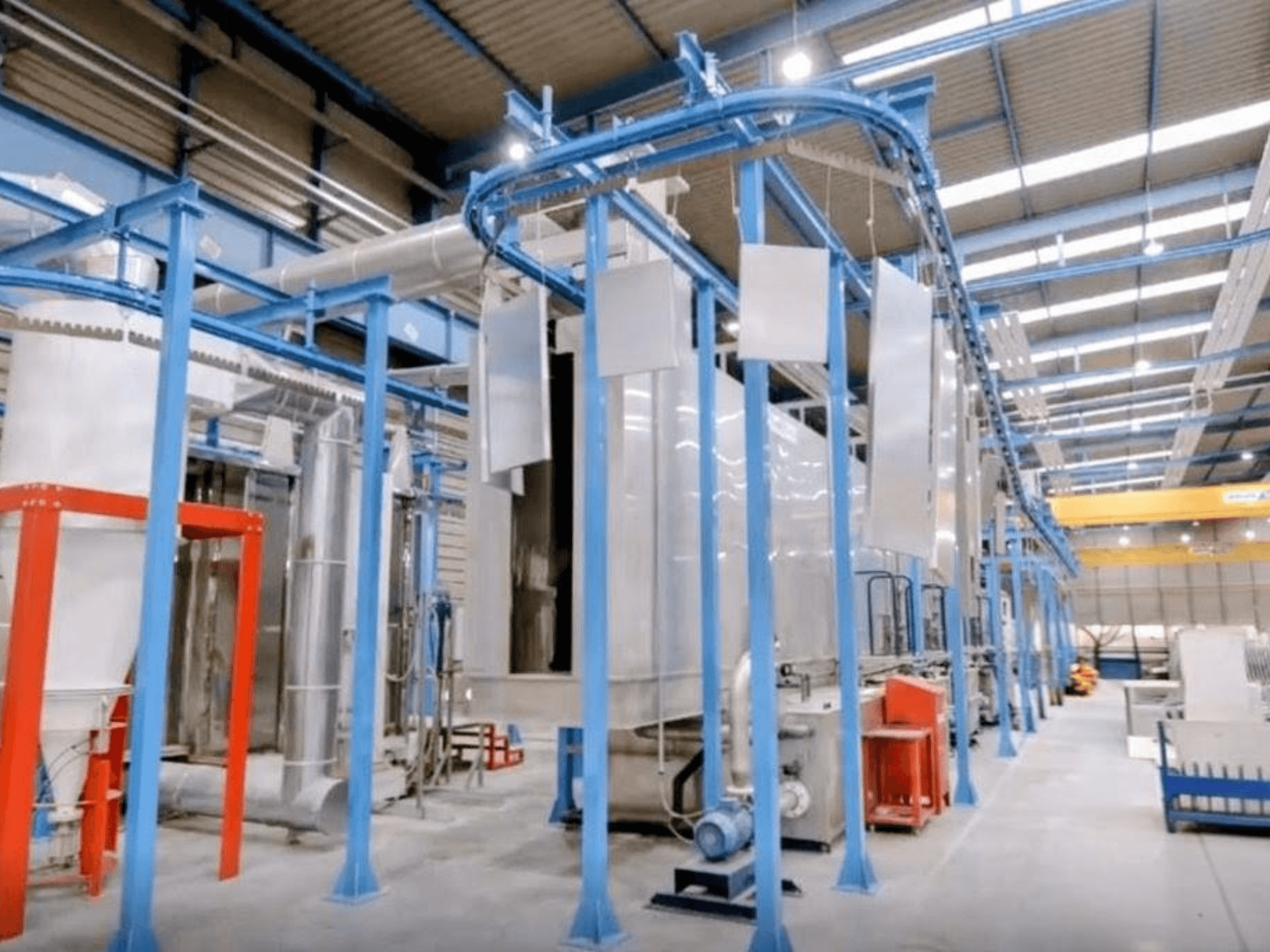 Vorderansicht der CABYCAL LPP-Blechbearbeitungsmaschine in einer großen Industriehalle, die das blaue Gestell und die Maschinenanordnung zeigt.