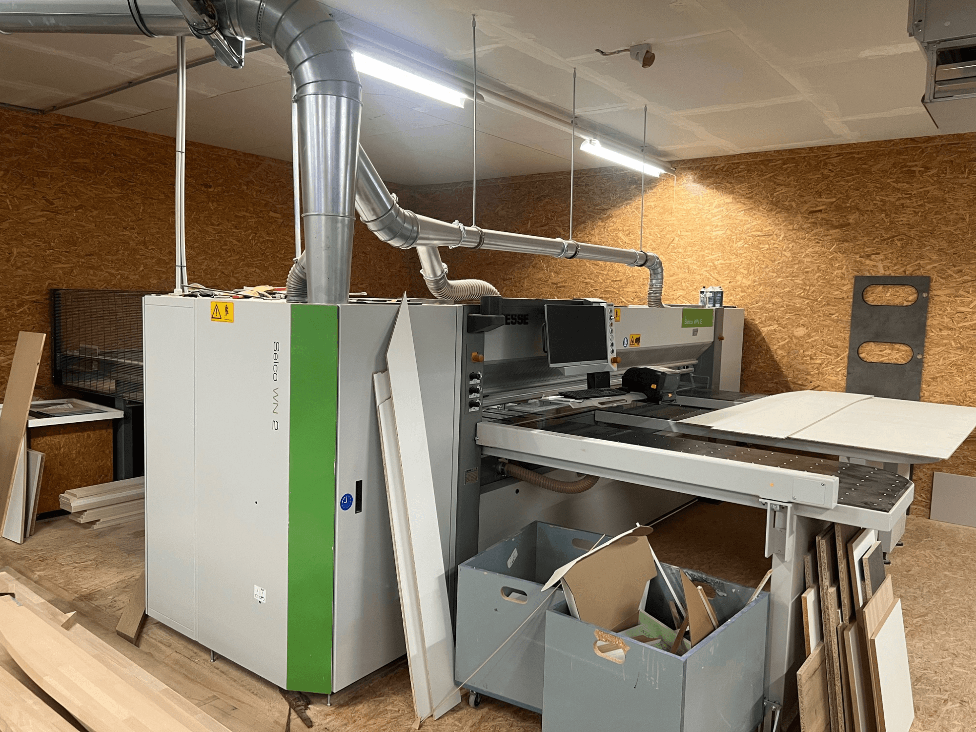 BIESSE Selco WN 2 Plattensäge in einer Werkstatt, mit großem Schneidtisch und Absaugung, Seitenansicht.