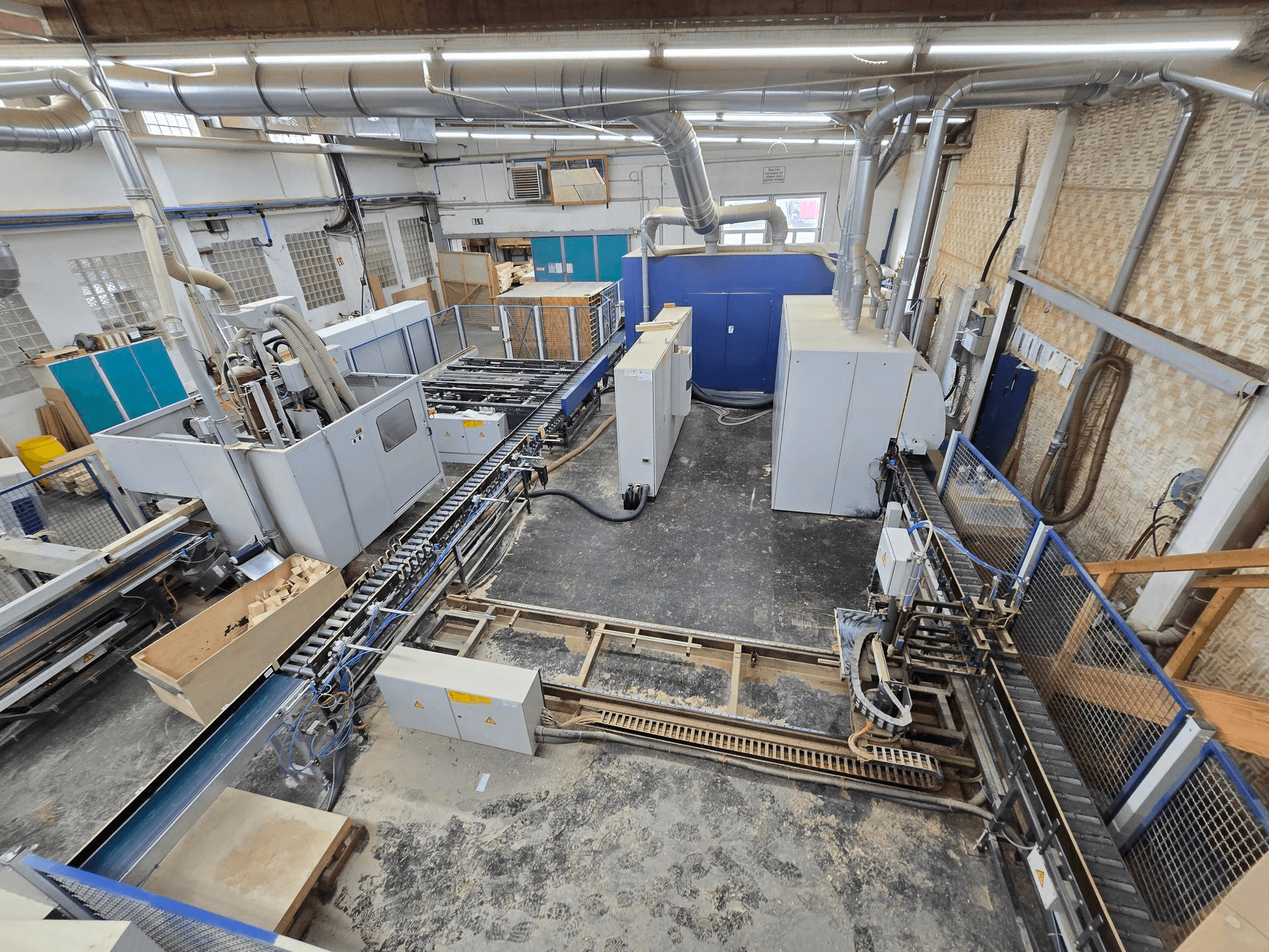 WEINIG DIMTER Unirex 2000 SPB komplette Holzproduktionslinie in einer Werkshalle, Draufsicht mit Maschinen und Förderanlage.