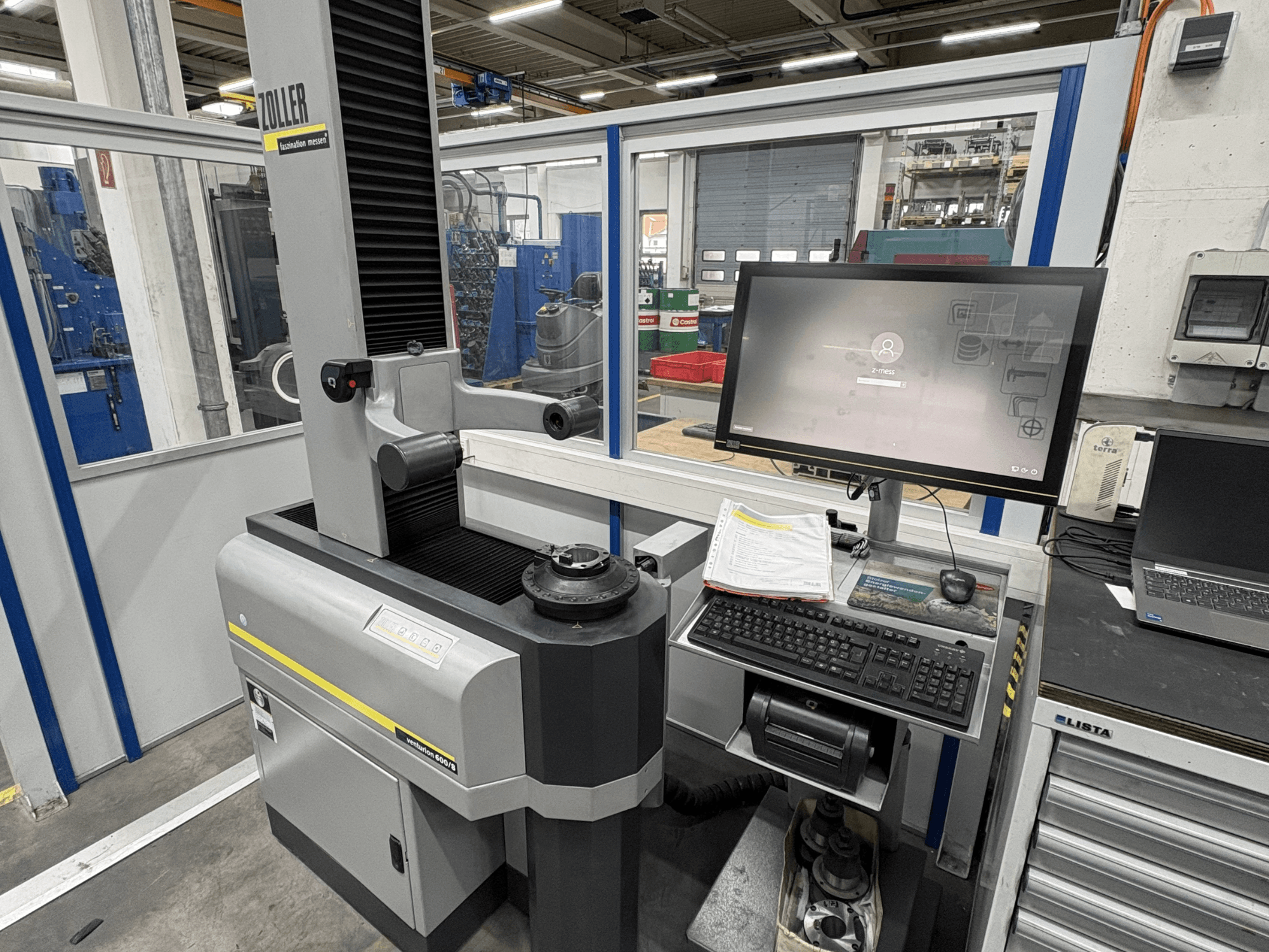 Optisches Messgerät Zoller Venturion 600/8 in einer Werkstatt, mit Monitor, Tastatur und Messplattform in der Seitenansicht.