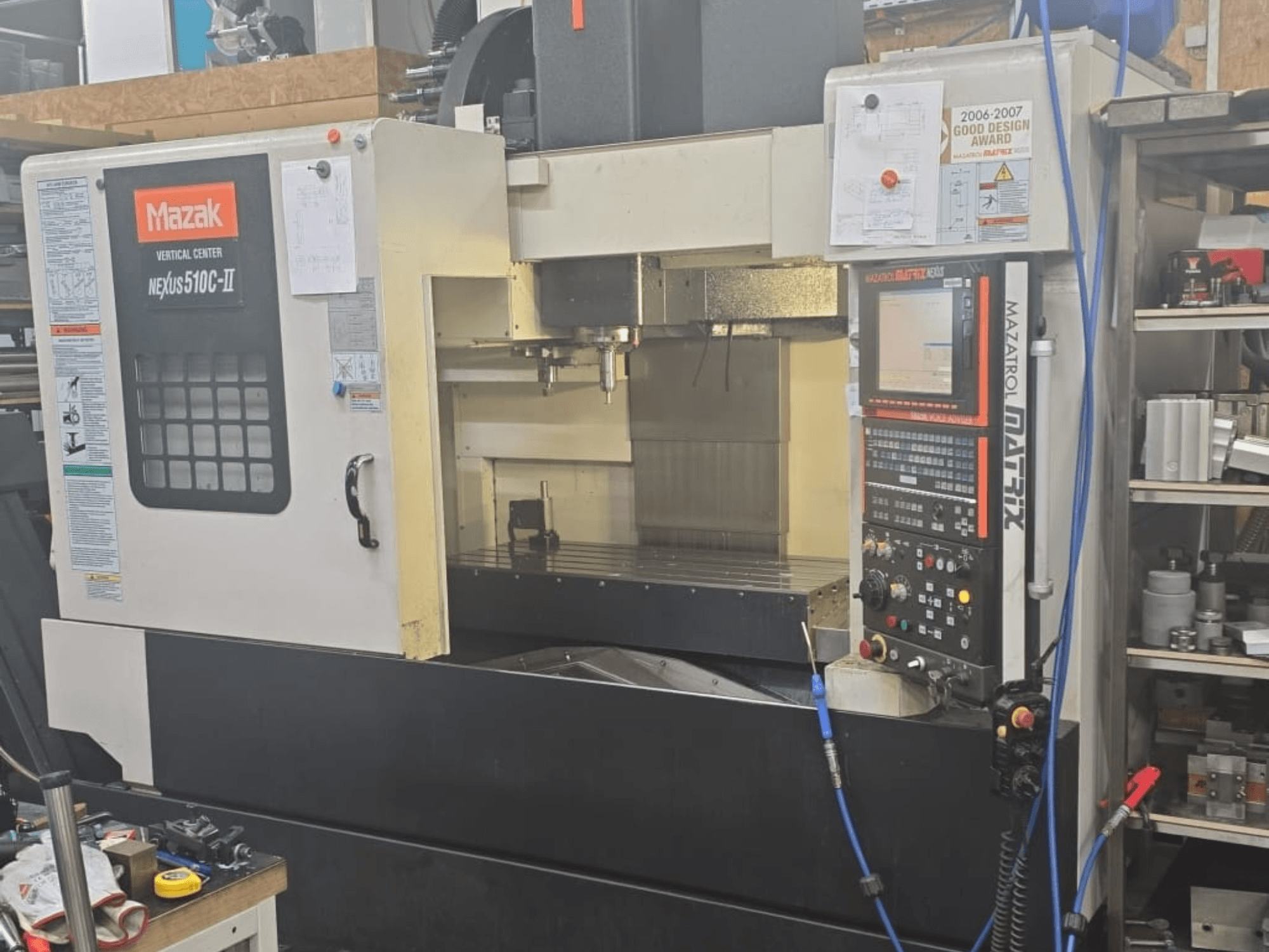 Mazak VERTIKALES ZENTRUM NEXUS 510C-II, Frontansicht mit Bedienfeld, Bearbeitungsbereich und Betriebsfunktionen.