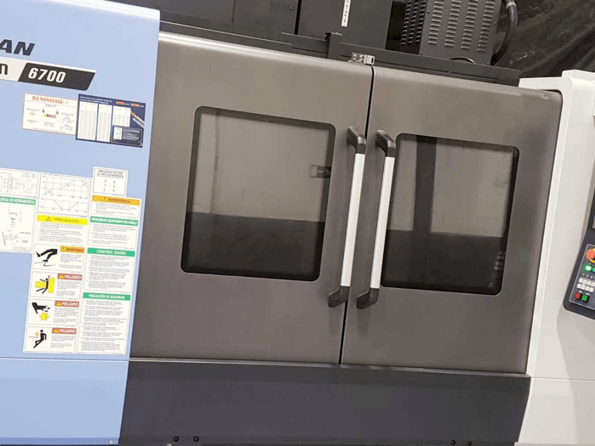 Frontansicht der Doosan DNM 6700 Maschine