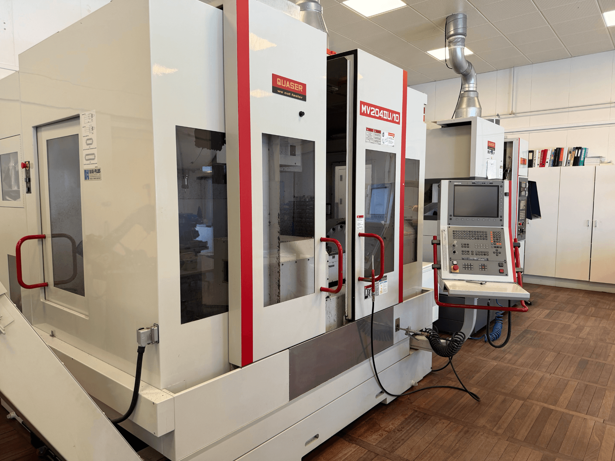 Frontansicht eines Quaser MV204U/10 Universal-Bearbeitungszentrums, mit Bedienfeld und Doppelmaschineneinrichtung.