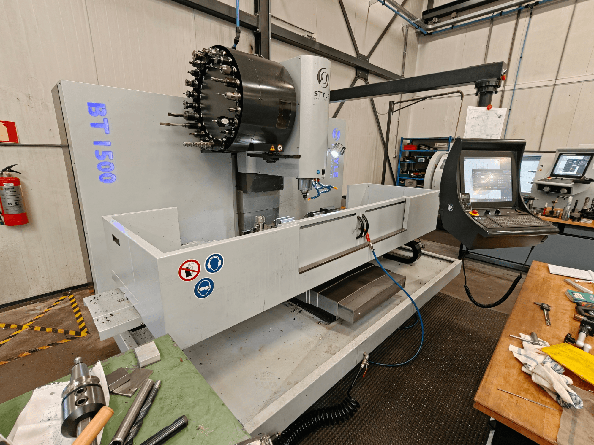 Vertikal-Bearbeitungszentrum STYLE BT 1500 in einer Werkstatt, mit Bedienfeld, Werkzeughalter und Arbeitsbereich.