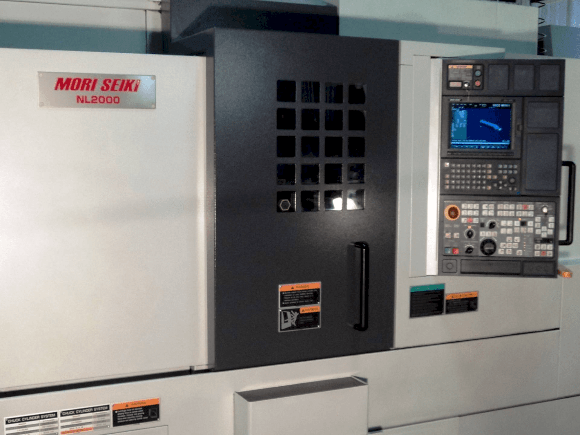 Frontansicht der MORI SEIKI NL 2000 SY Maschine