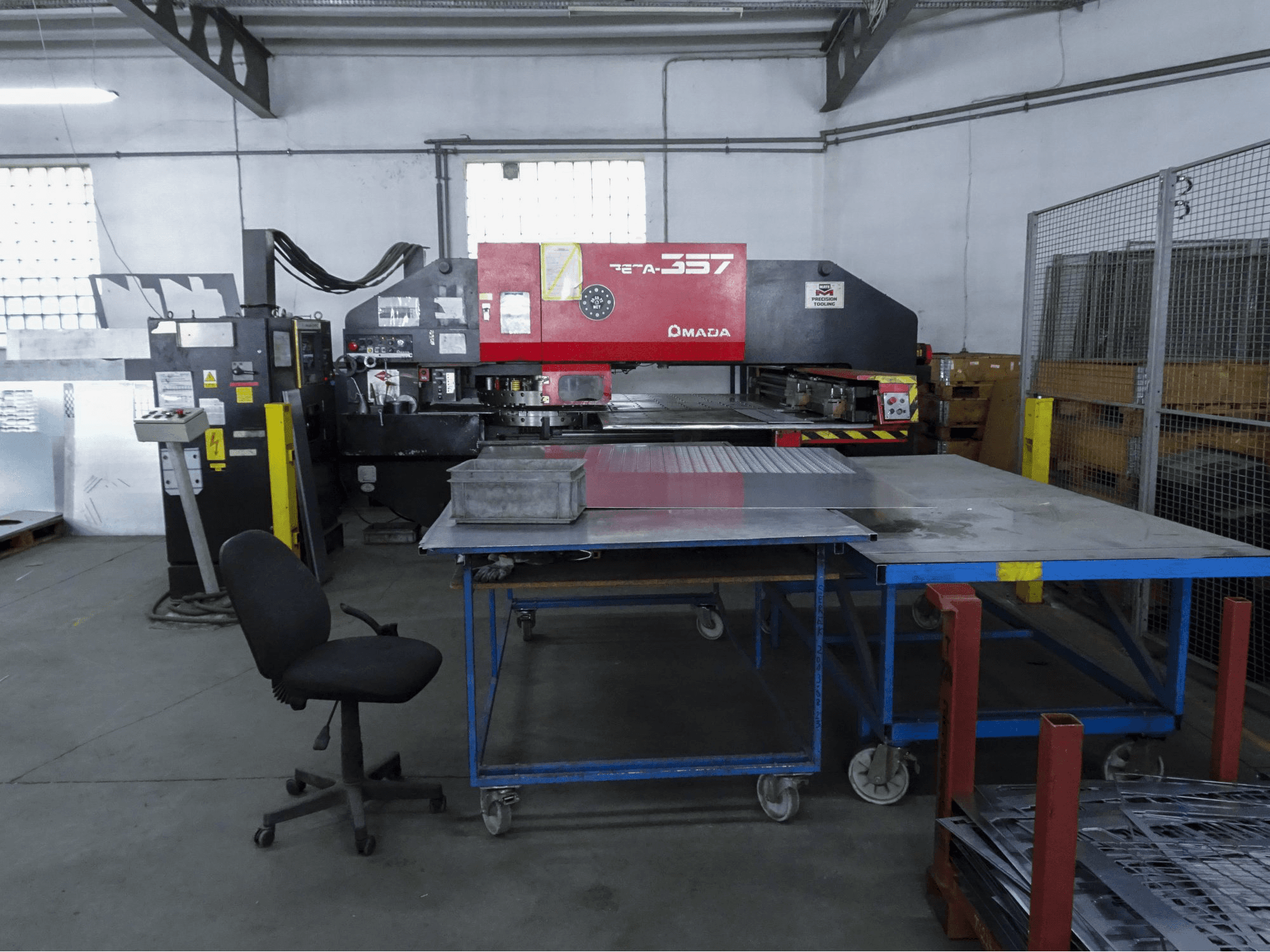 Frontansicht der AMADA PEGA 357 Maschine