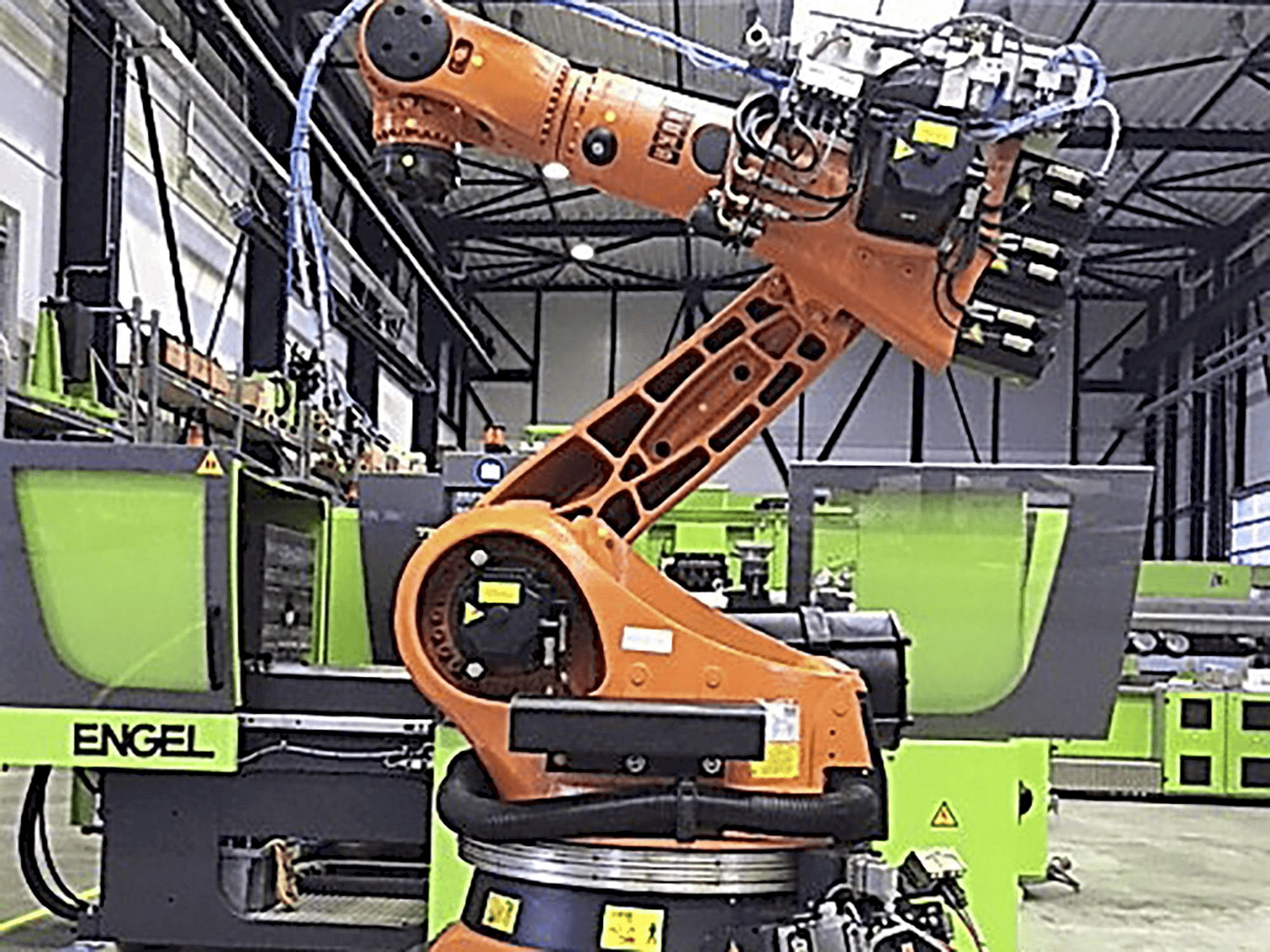 Frontansicht der KUKA KR210 Maschine