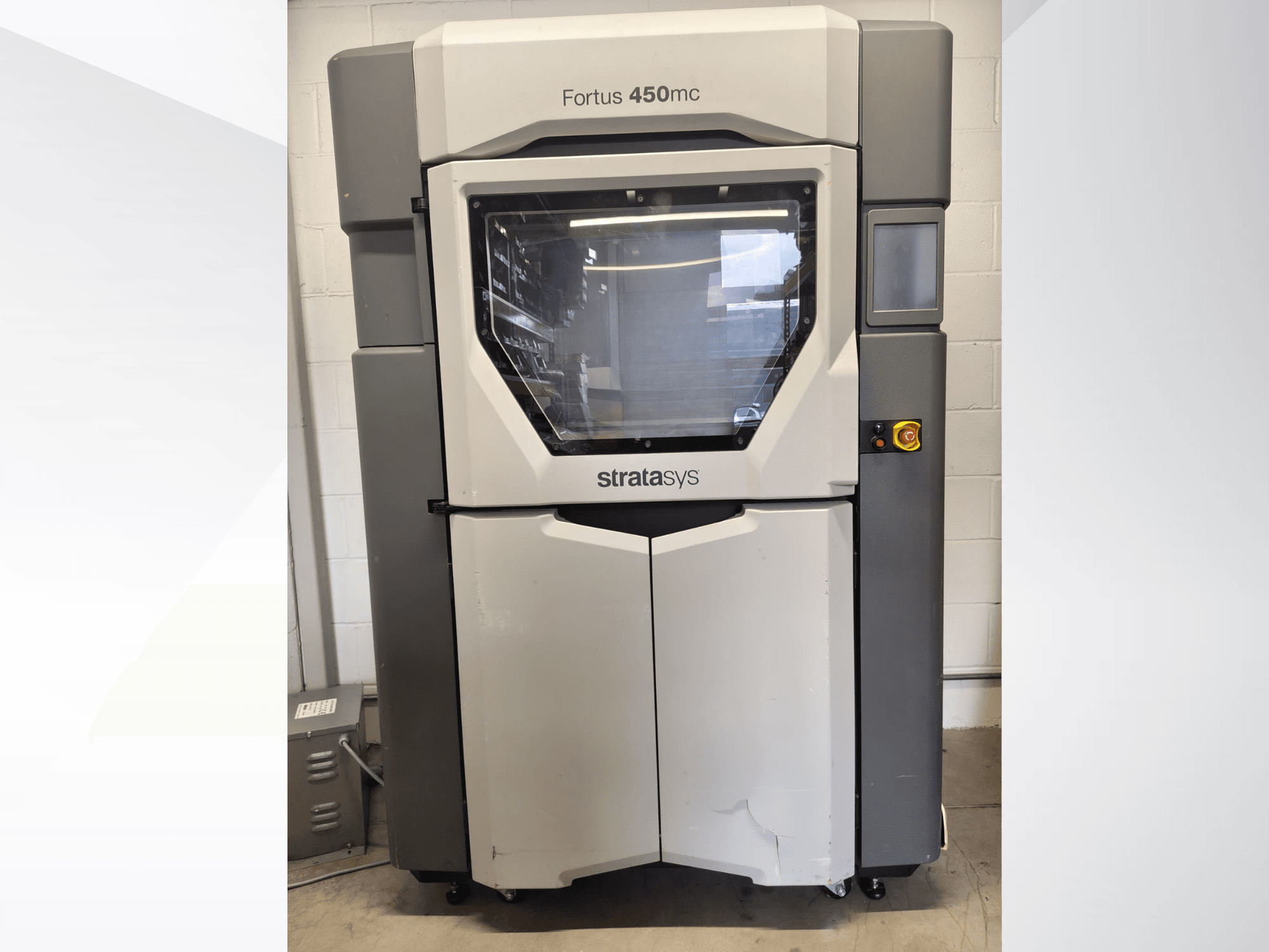 Stratasys Fortus 450mc Kunststoffverarbeitungsmaschine, Vorderansicht, mit großem Sichtfenster, Bedienfeld und industriellem Design.
