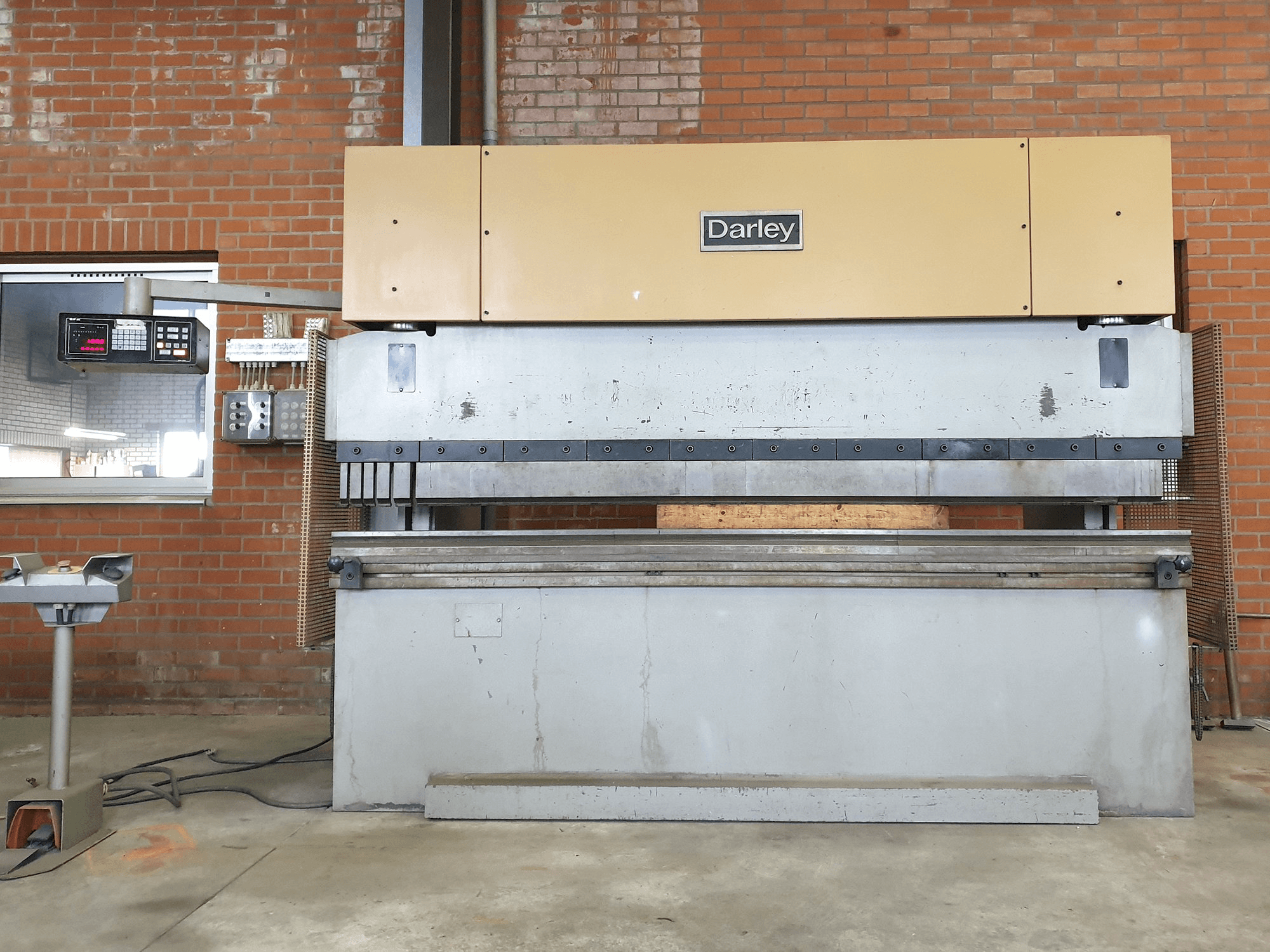 Frontansicht der Darley EHP 110 31/25 Maschine