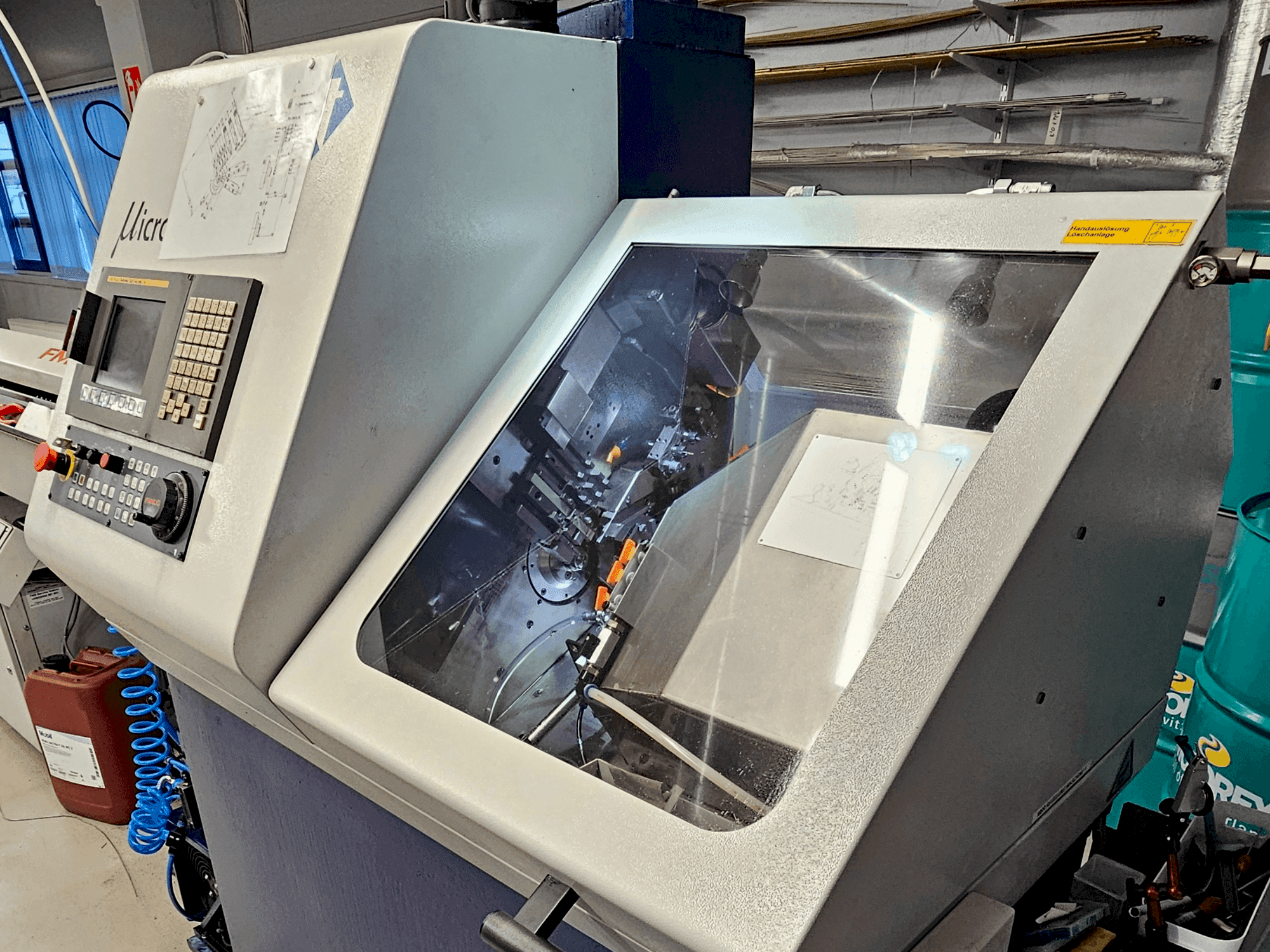 Frontansicht der TORNOS Micro 8 Maschine