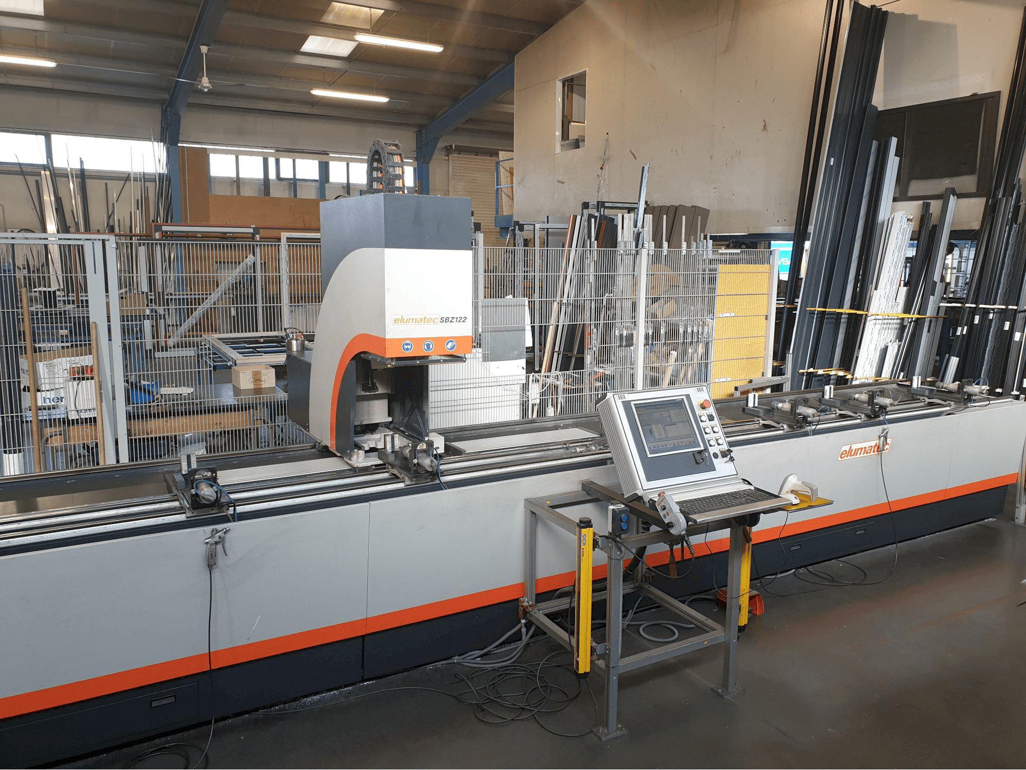 Linke Ansicht der elumatec SBZ 122/64 Maschine