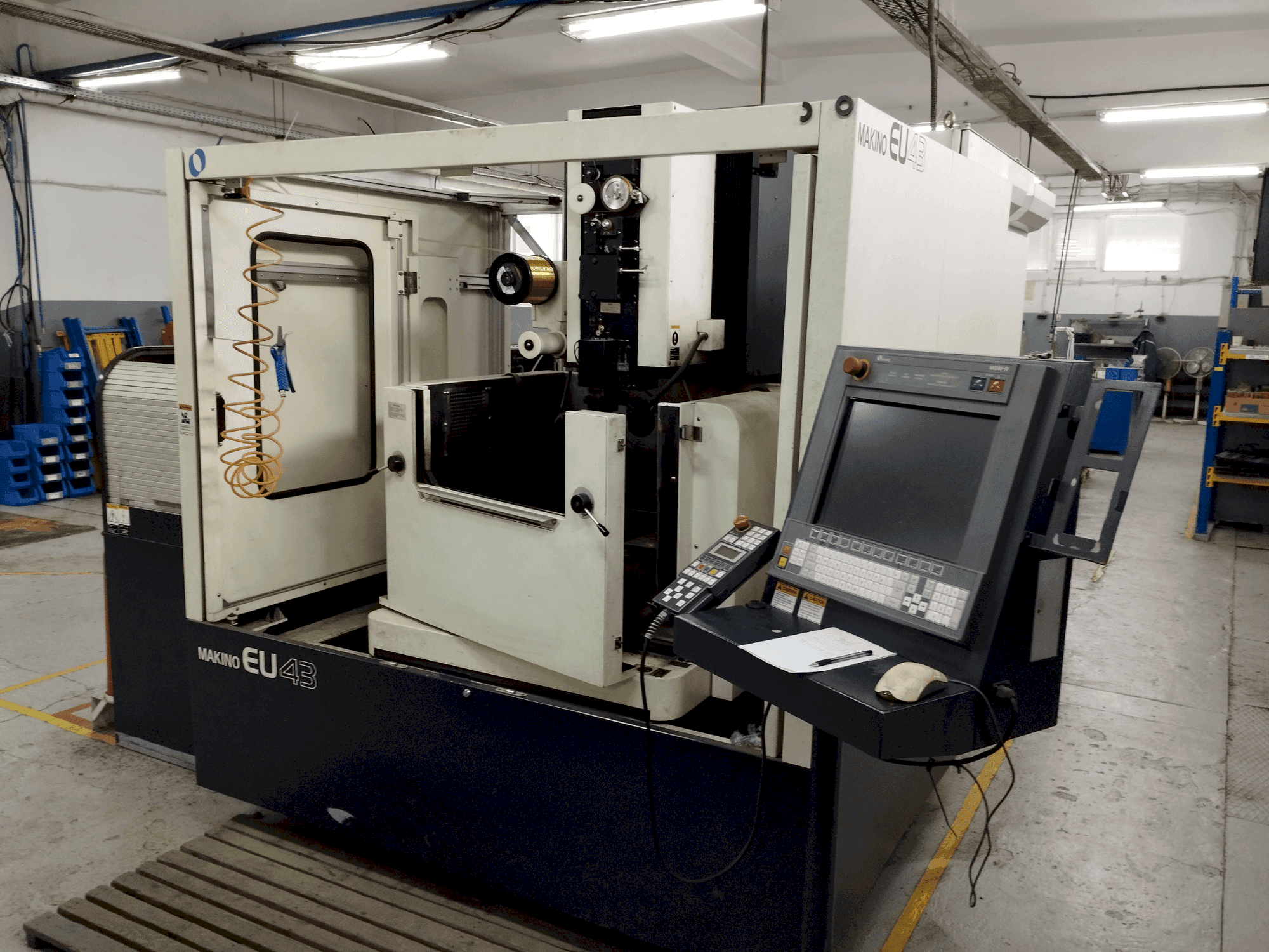 Frontansicht der Makino EU43 Maschine