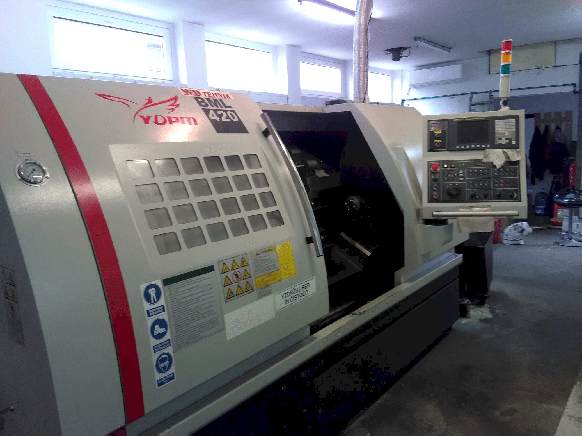 Linke Seitenansicht der Yida BML-420 Maschine
