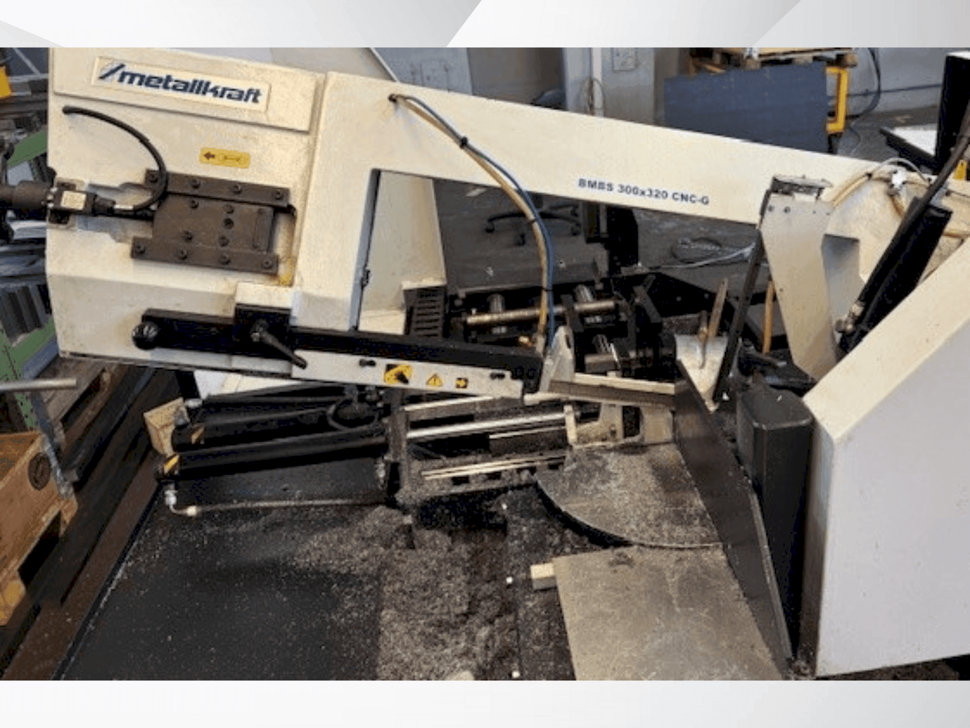Frontansicht der Metallkraft BMBS 300X320 Maschine