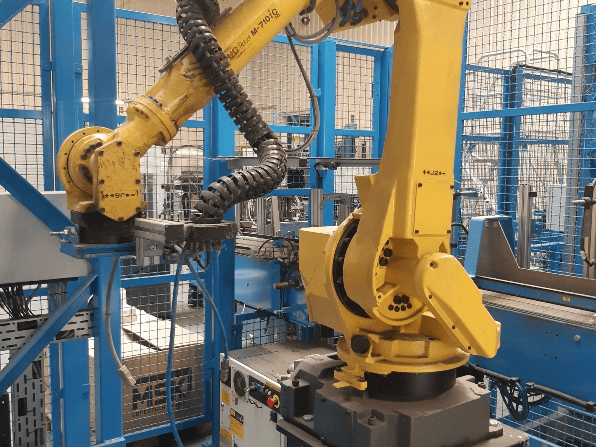 Frontansicht der FANUC M-710iC (2015) Maschine