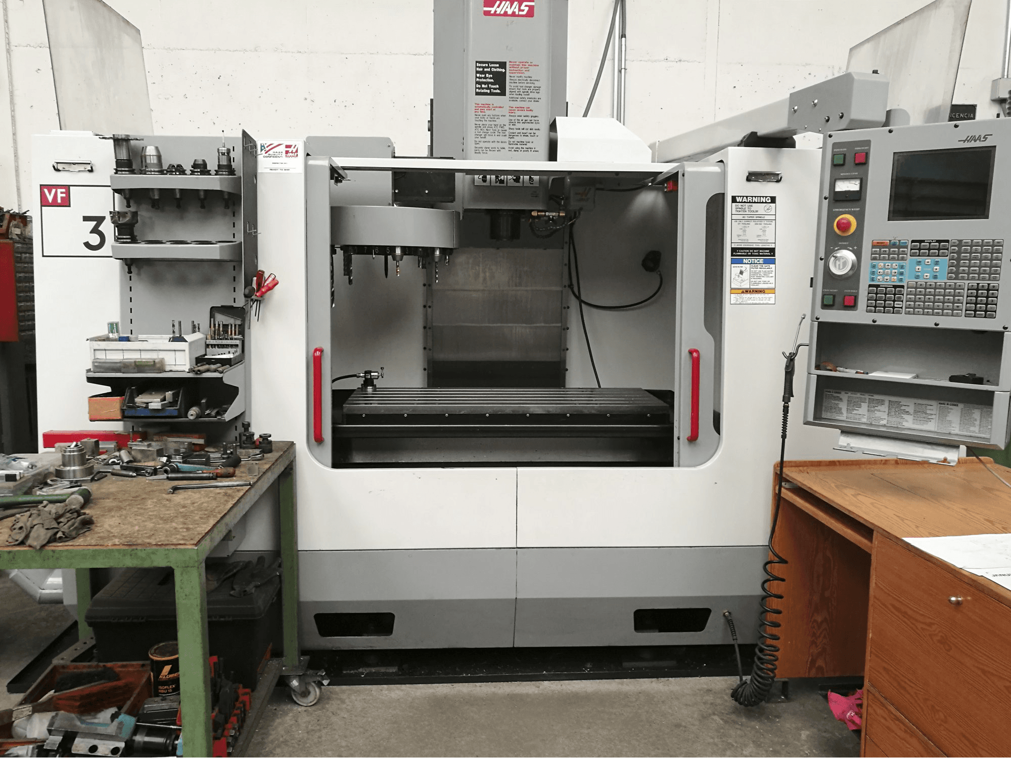 Frontansicht der HAAS VF-3BHE Maschine