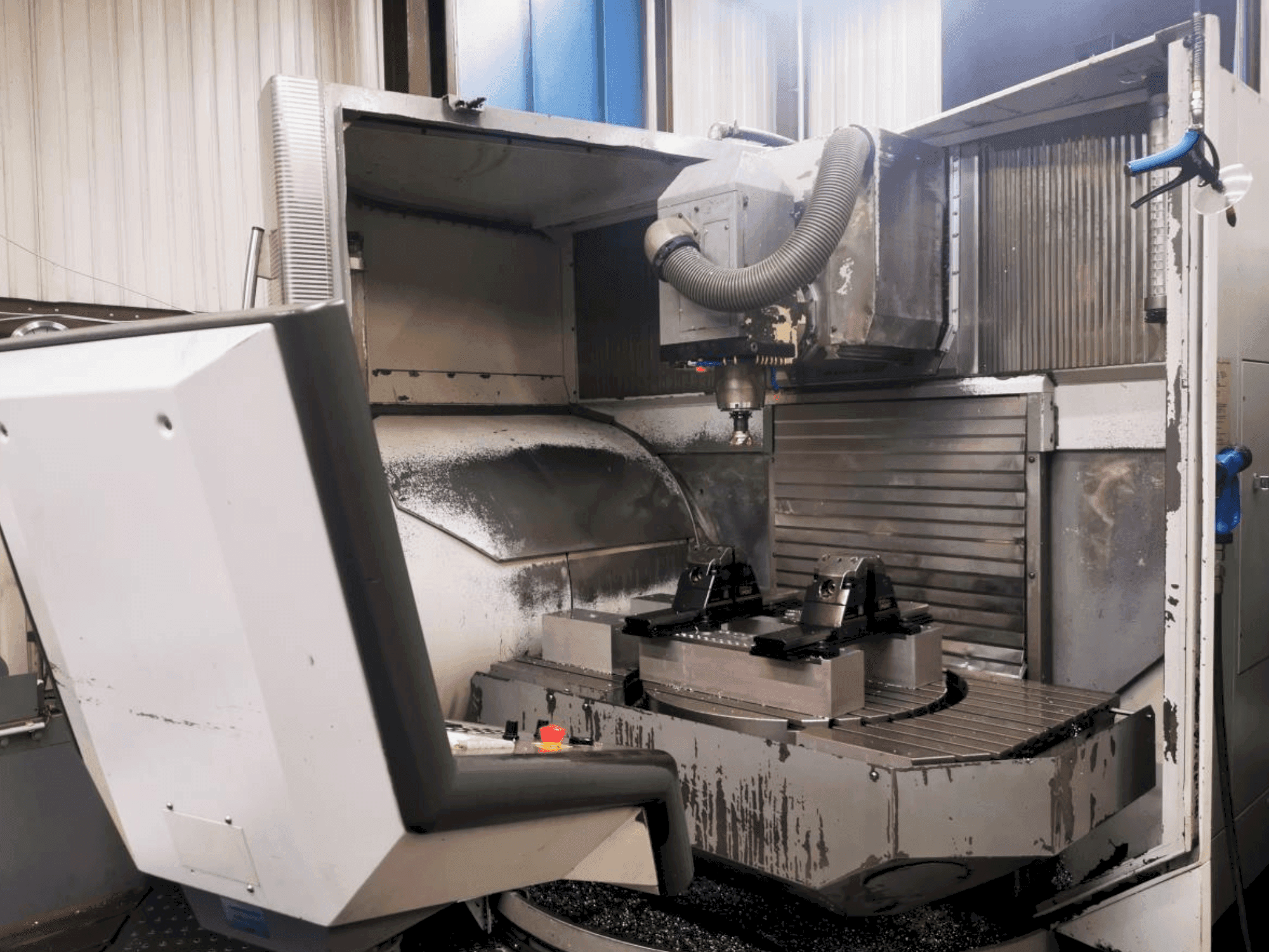 Arbeitsraum der DECKEL MAHO DMU 100T Maschine