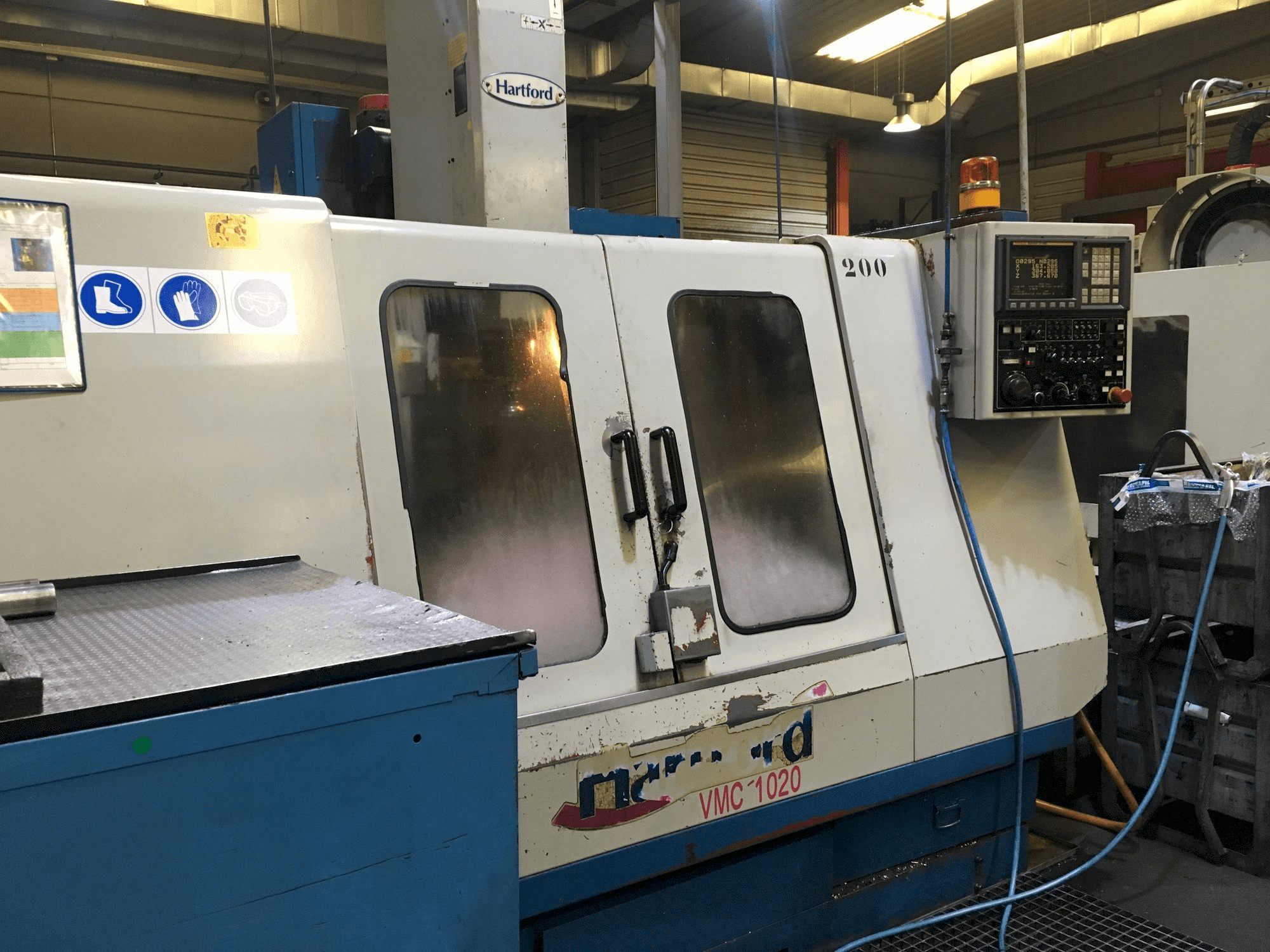 Frontansicht der Hartford VMC-1020S Maschine