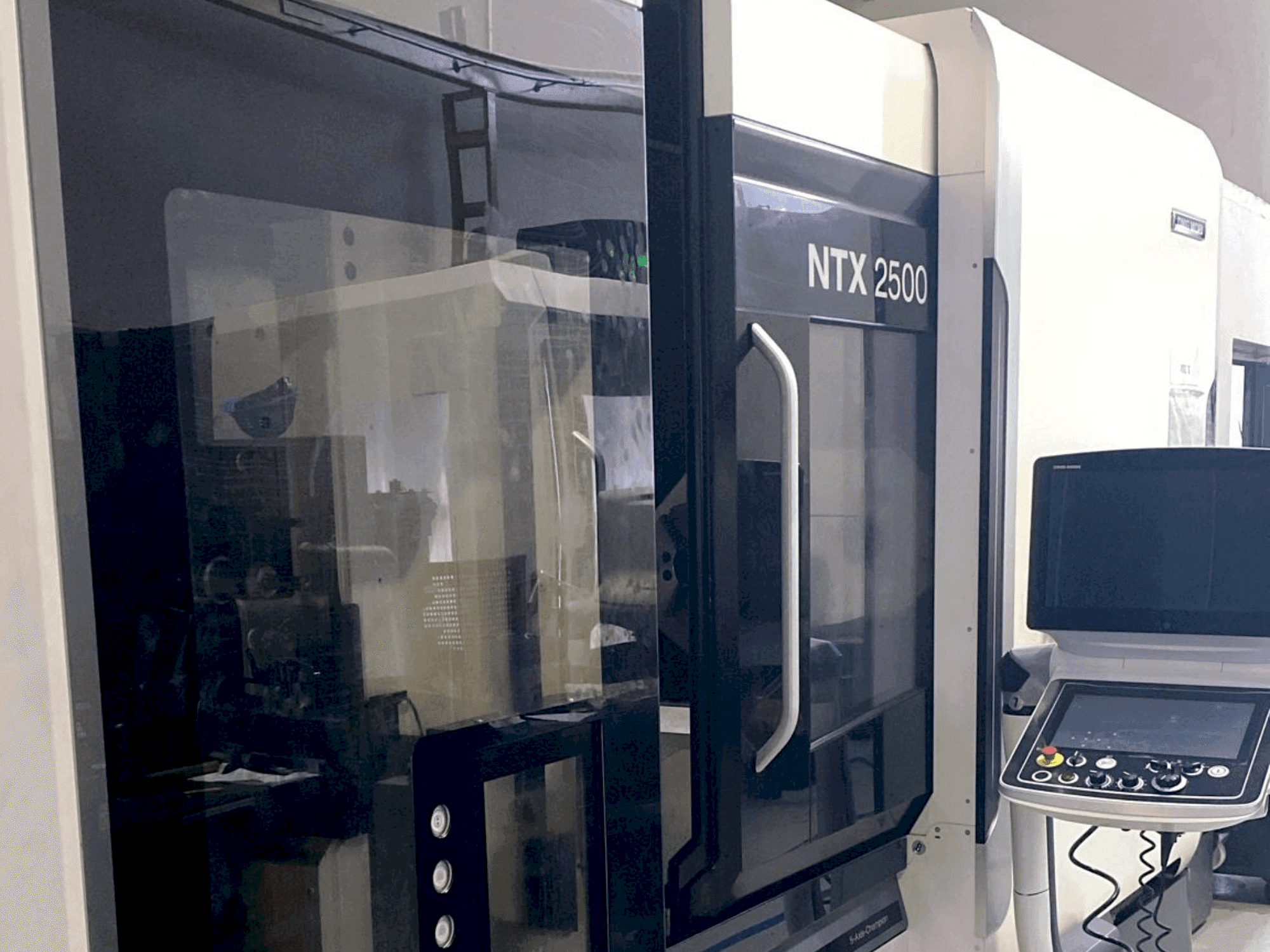 Frontansicht der DMG MORI NTX2500 / 1500 Maschine