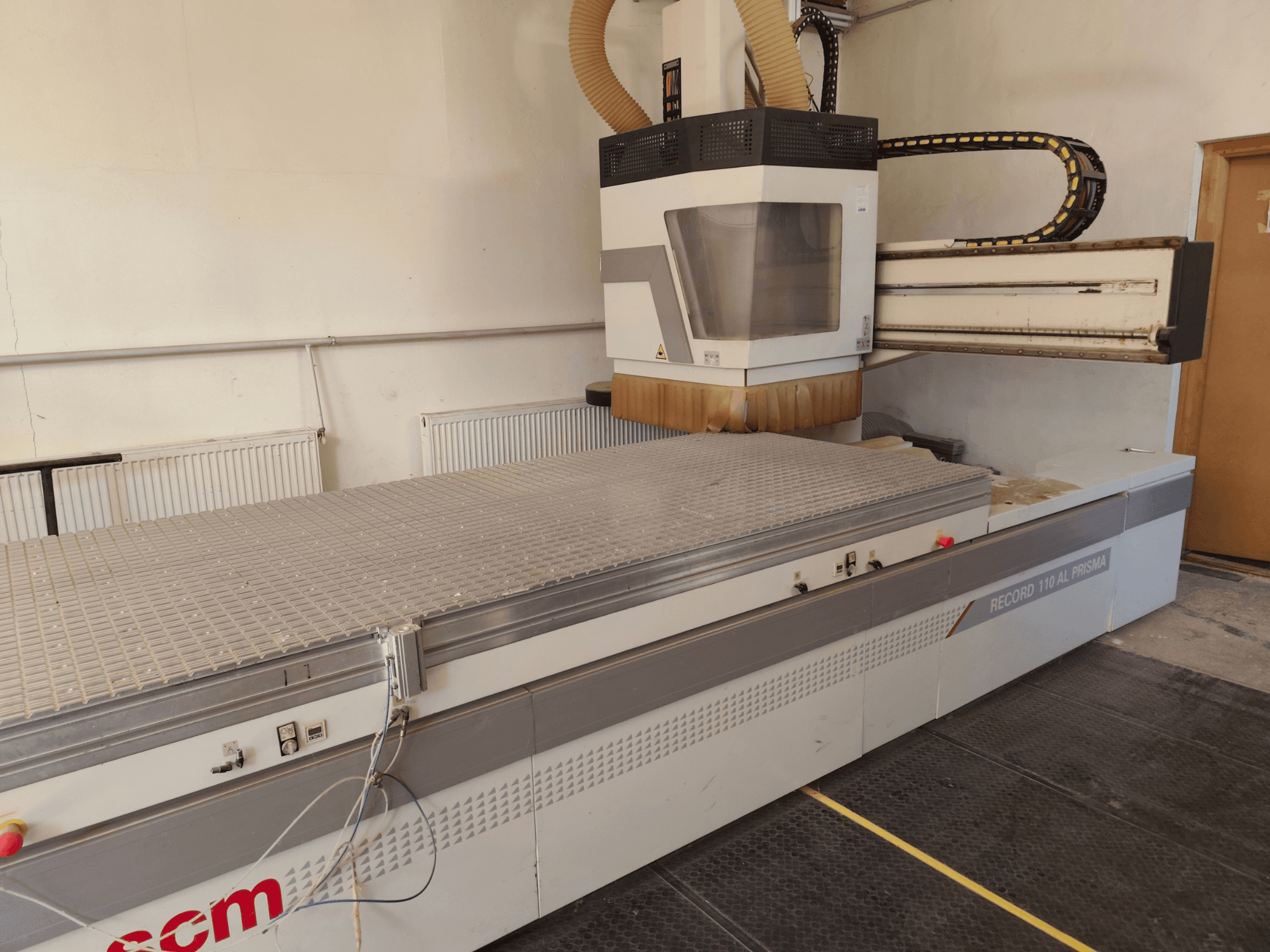 CNC-Holzbearbeitungszentrum SCM Record 110AL, Seitenansicht mit großem Arbeitstisch und Fräskopf.