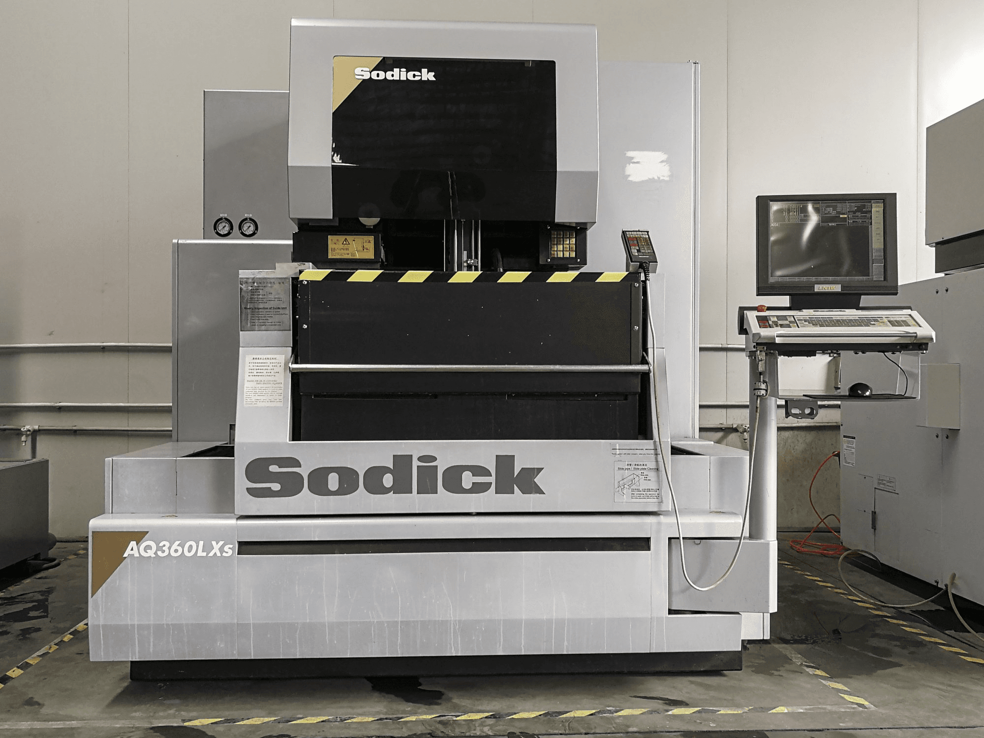Frontansicht der Sodick AQ360LXS Maschine