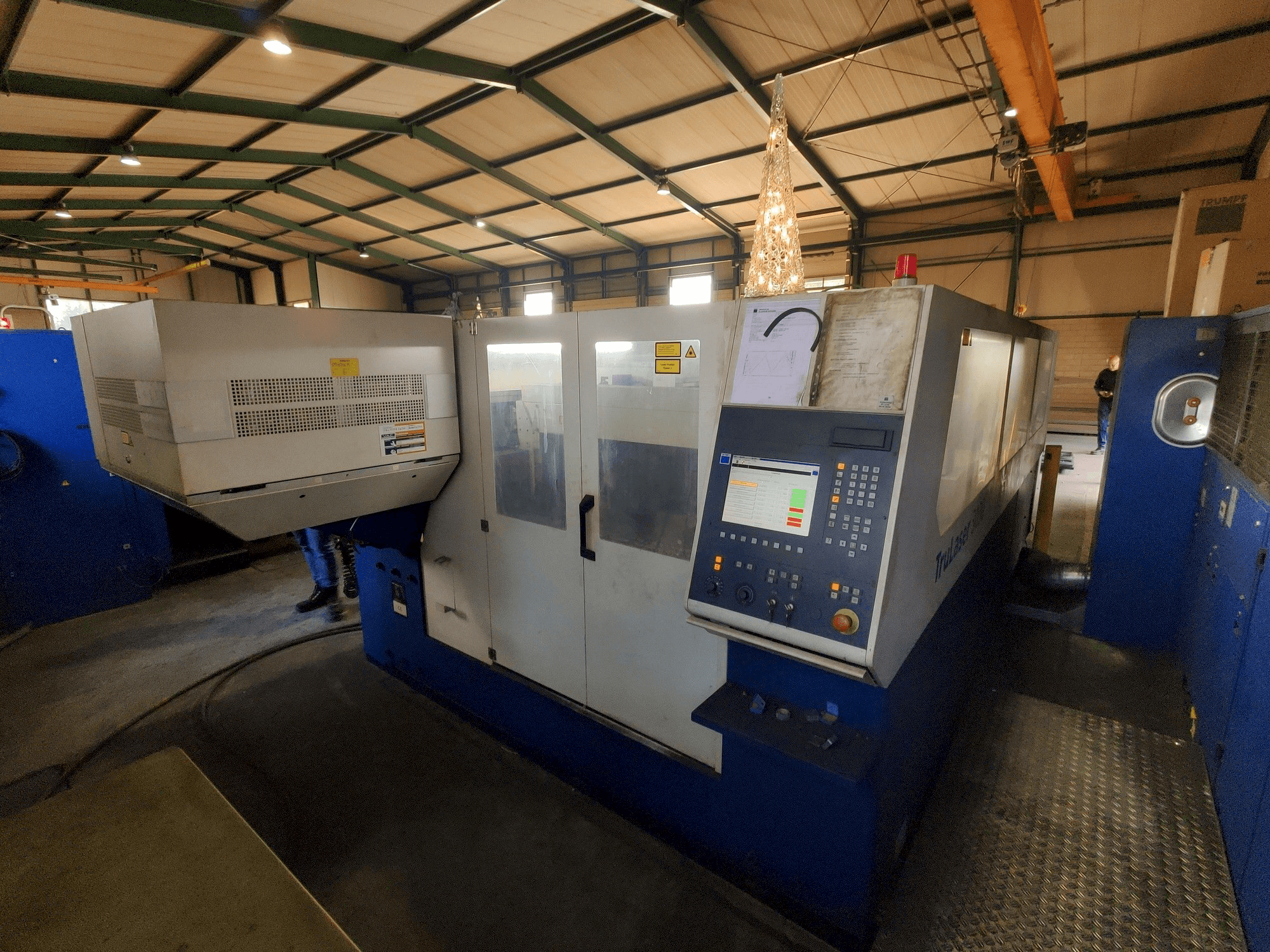 Frontansicht der Trumpf TruLaser 3030 Maschine