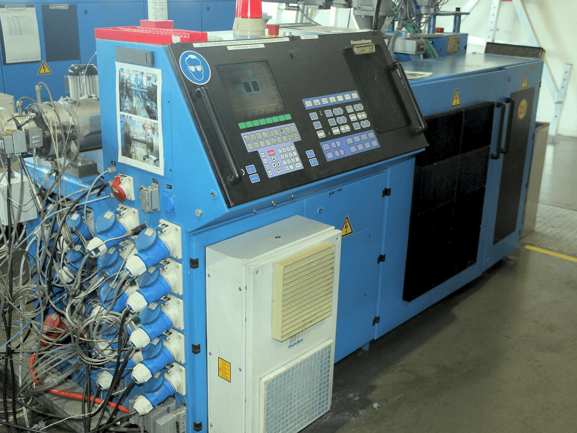 Frontansicht der Krauss Maffei KME 1-75-30 B Maschine