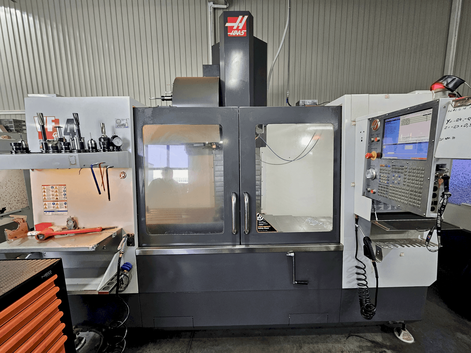 Frontansicht der HAAS VF-4 Maschine