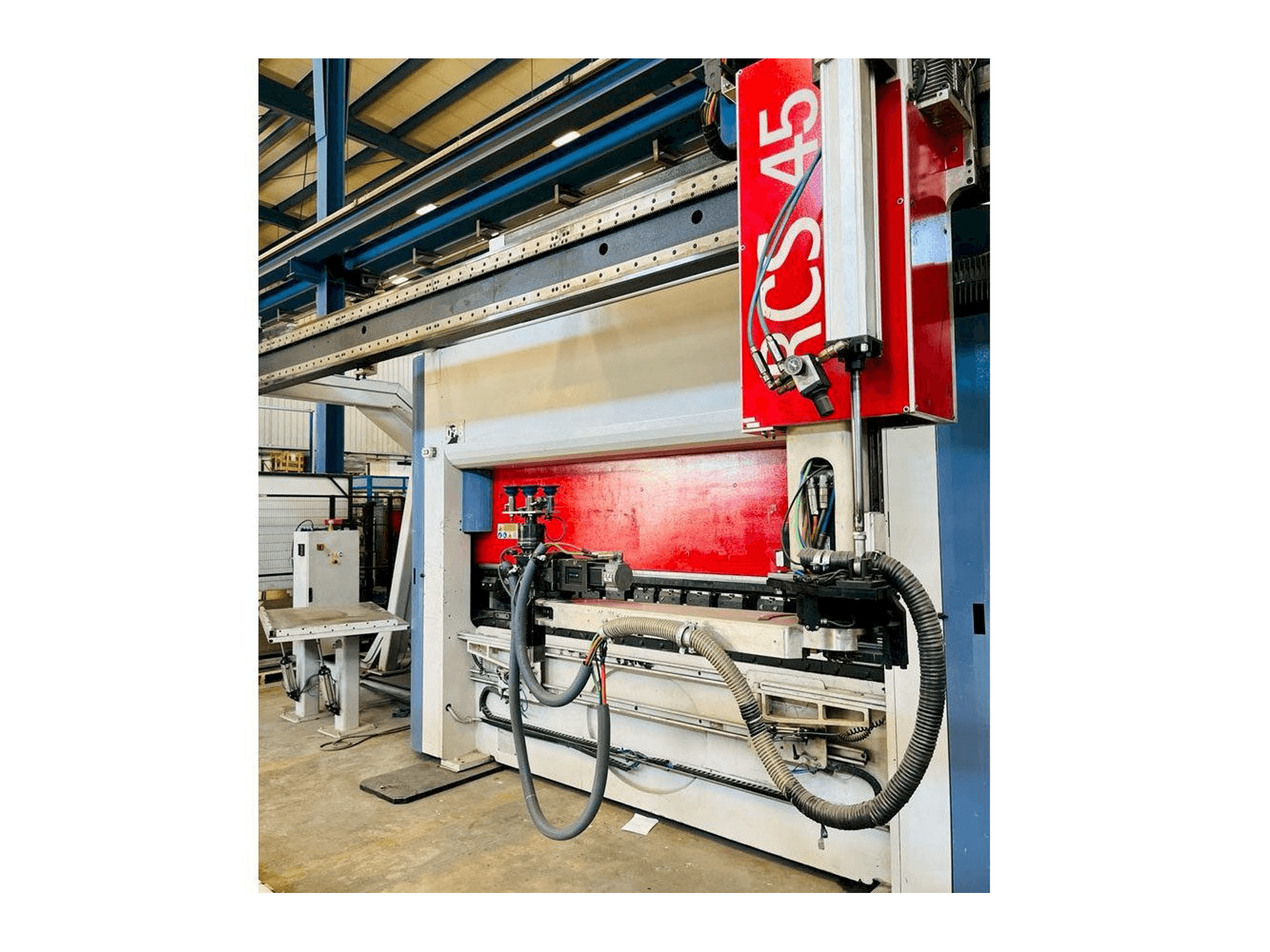 Frontansicht der AMADA Flexa 100-30 Schiavi Maschine