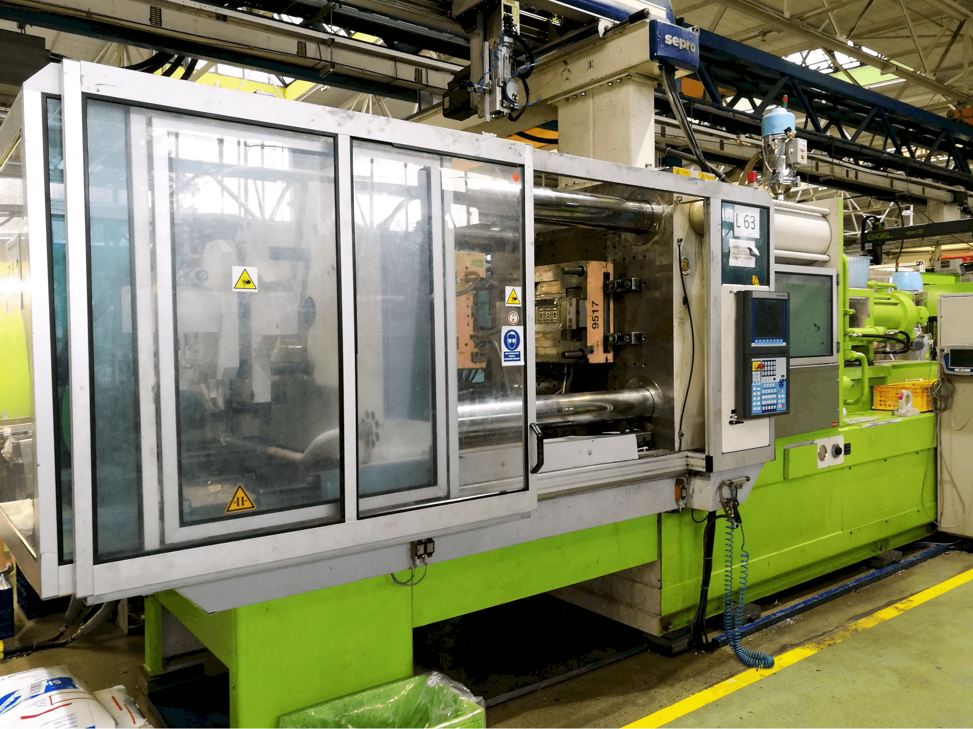 Linke Ansicht der Krauss Maffei 420-1900 C2 Maschine