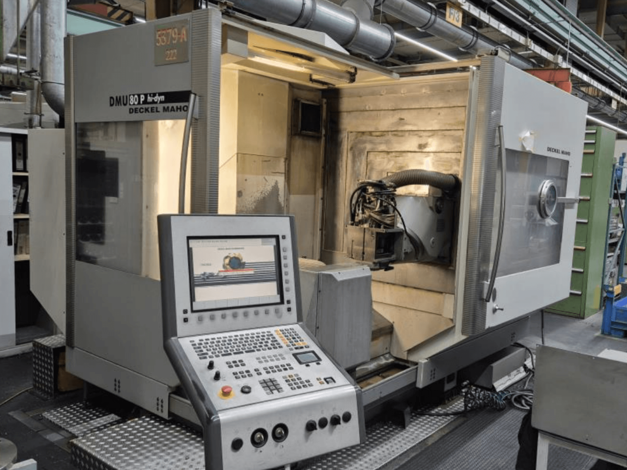 Universal-Bearbeitungszentrum DECKEL MAHO DMU 80P hi-dyn, Frontansicht mit Bedienfeld und Arbeitsraum.