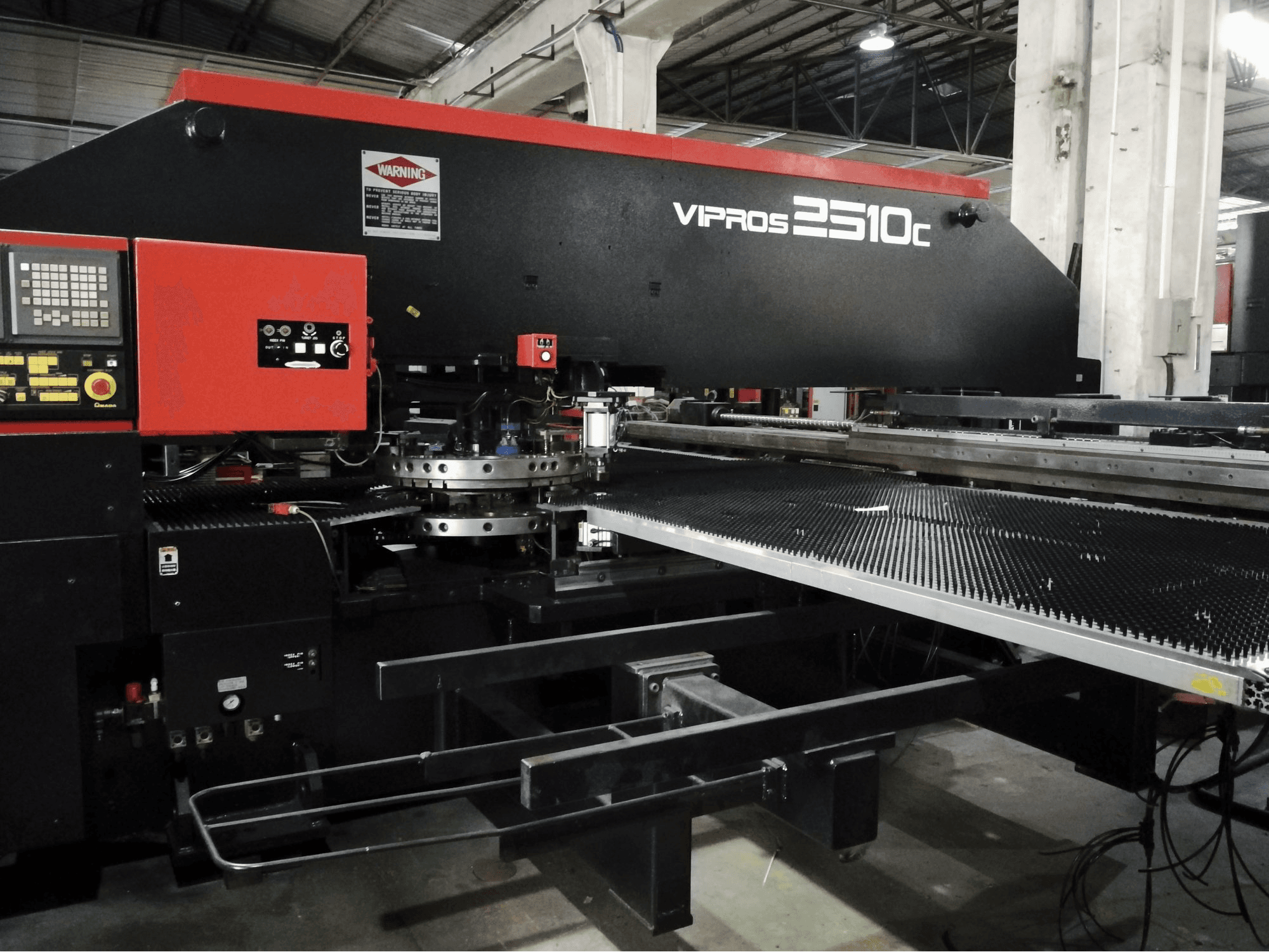 Frontansicht der AMADA Vipros 2510C Maschine