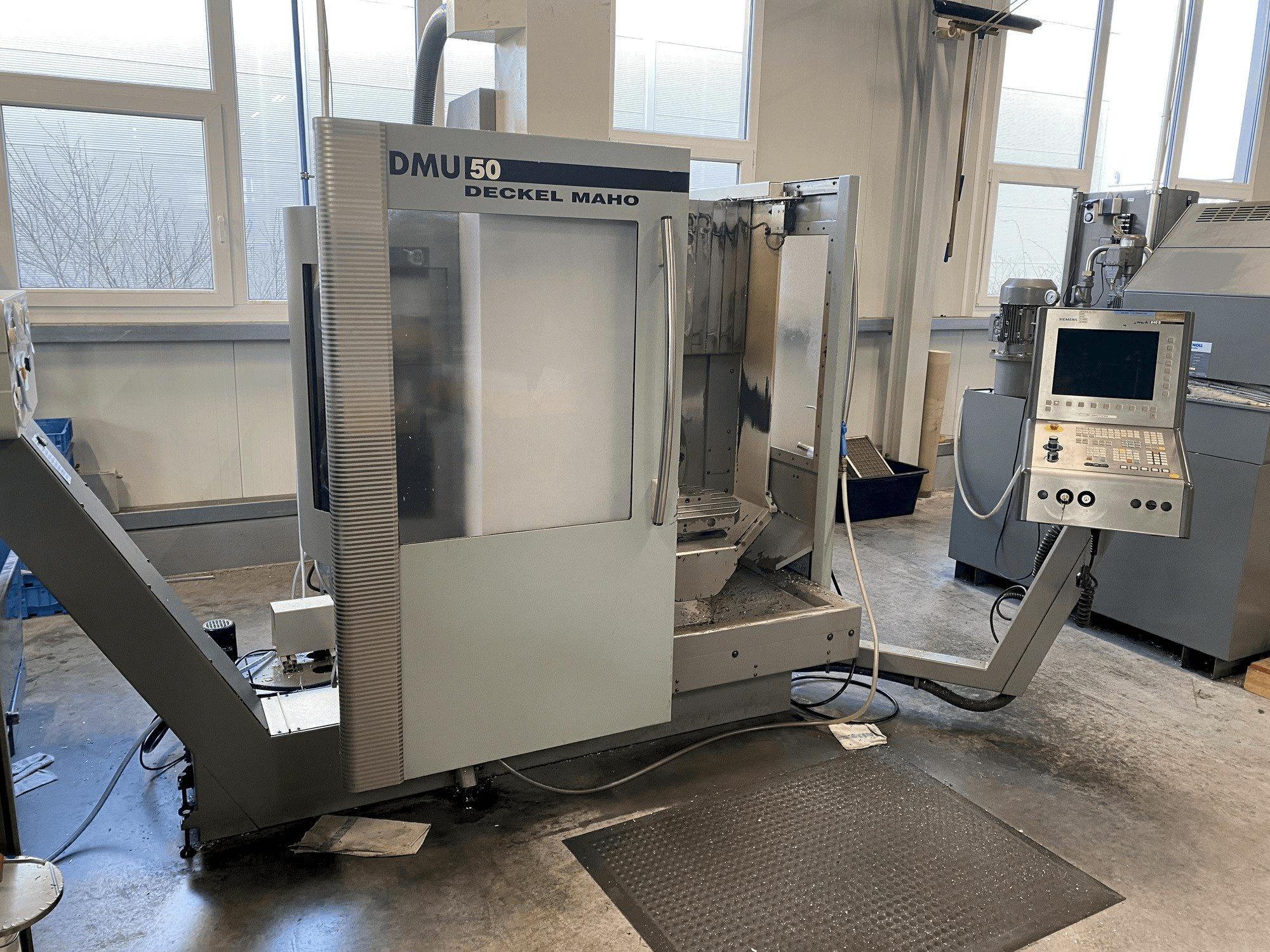 Frontansicht der DECKEL MAHO DMU 50 Maschine